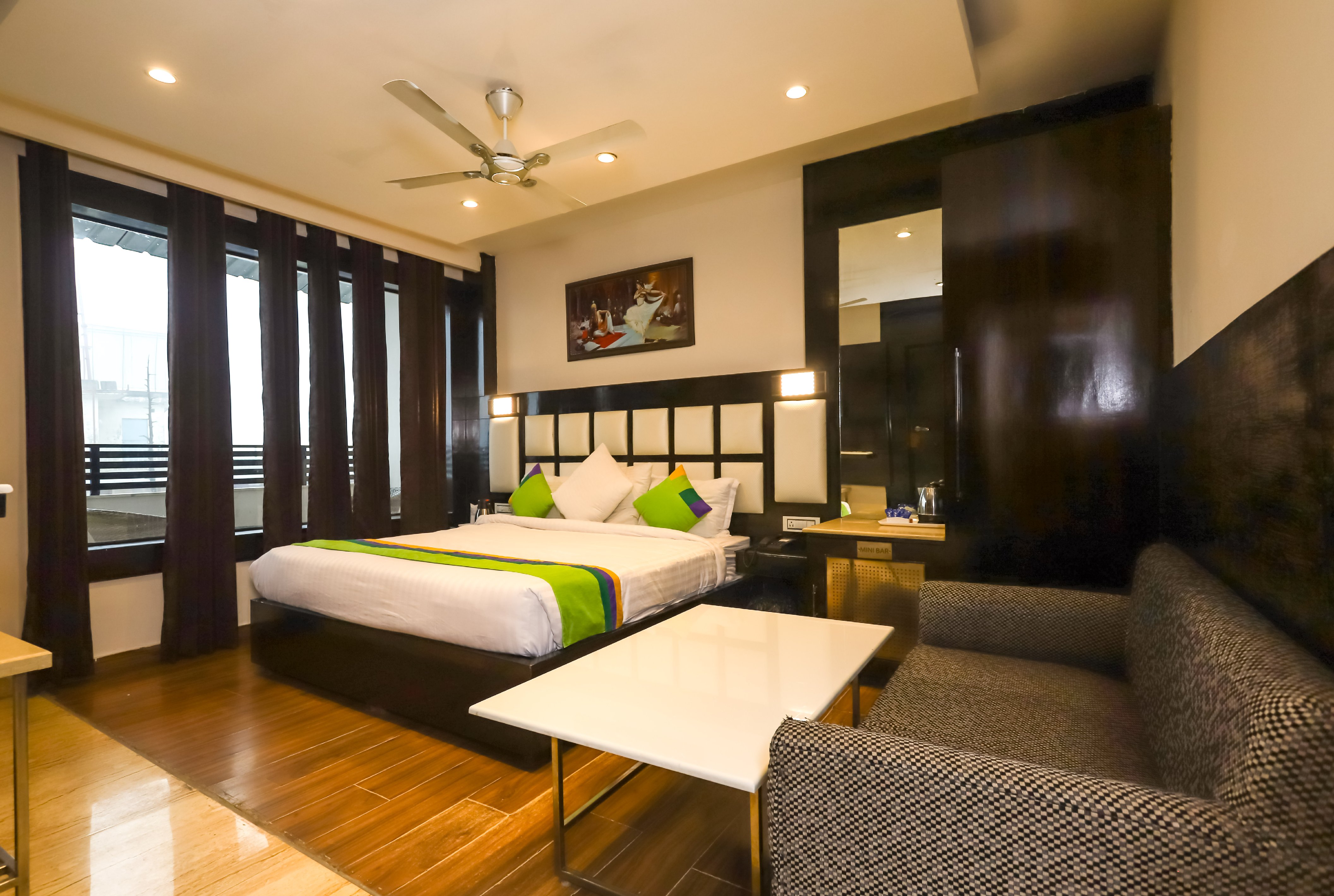 Hotel Lavish Inn Black Magic Restaurant and BAR