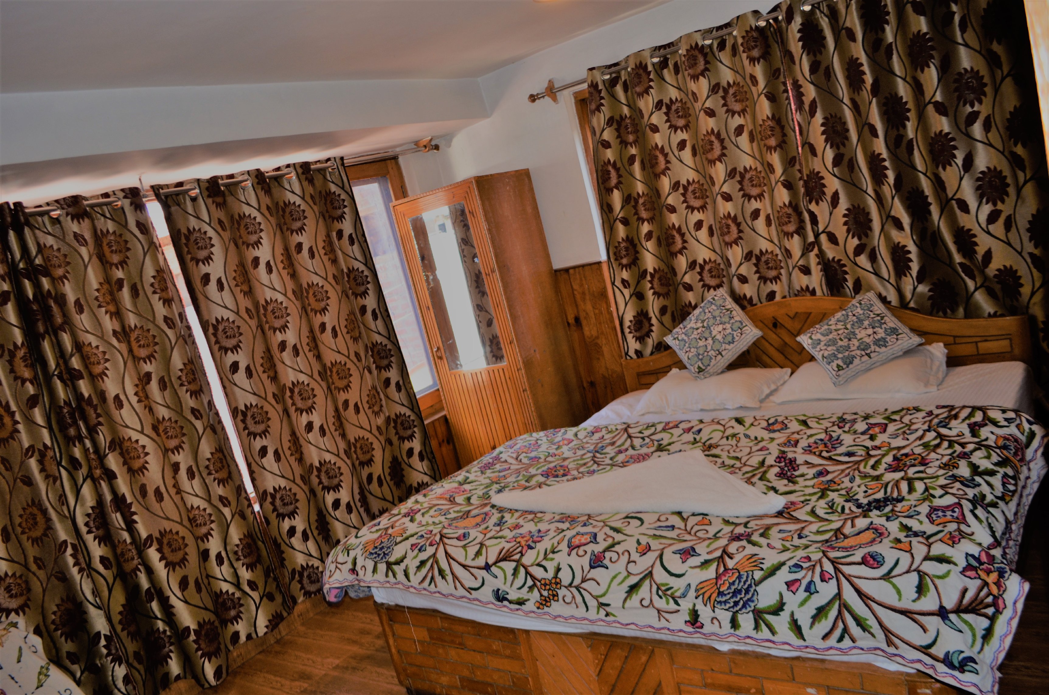 Hotel Palestine Main Market - Tap to explore photos