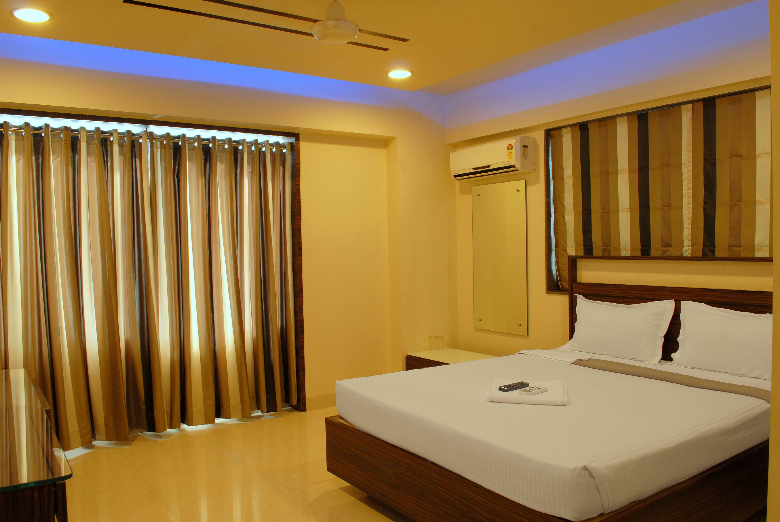 Hotel Silver Seven Room Type - Deluxe AC Room (GUEST SHOULD BE 20 YEARS ABOVE)