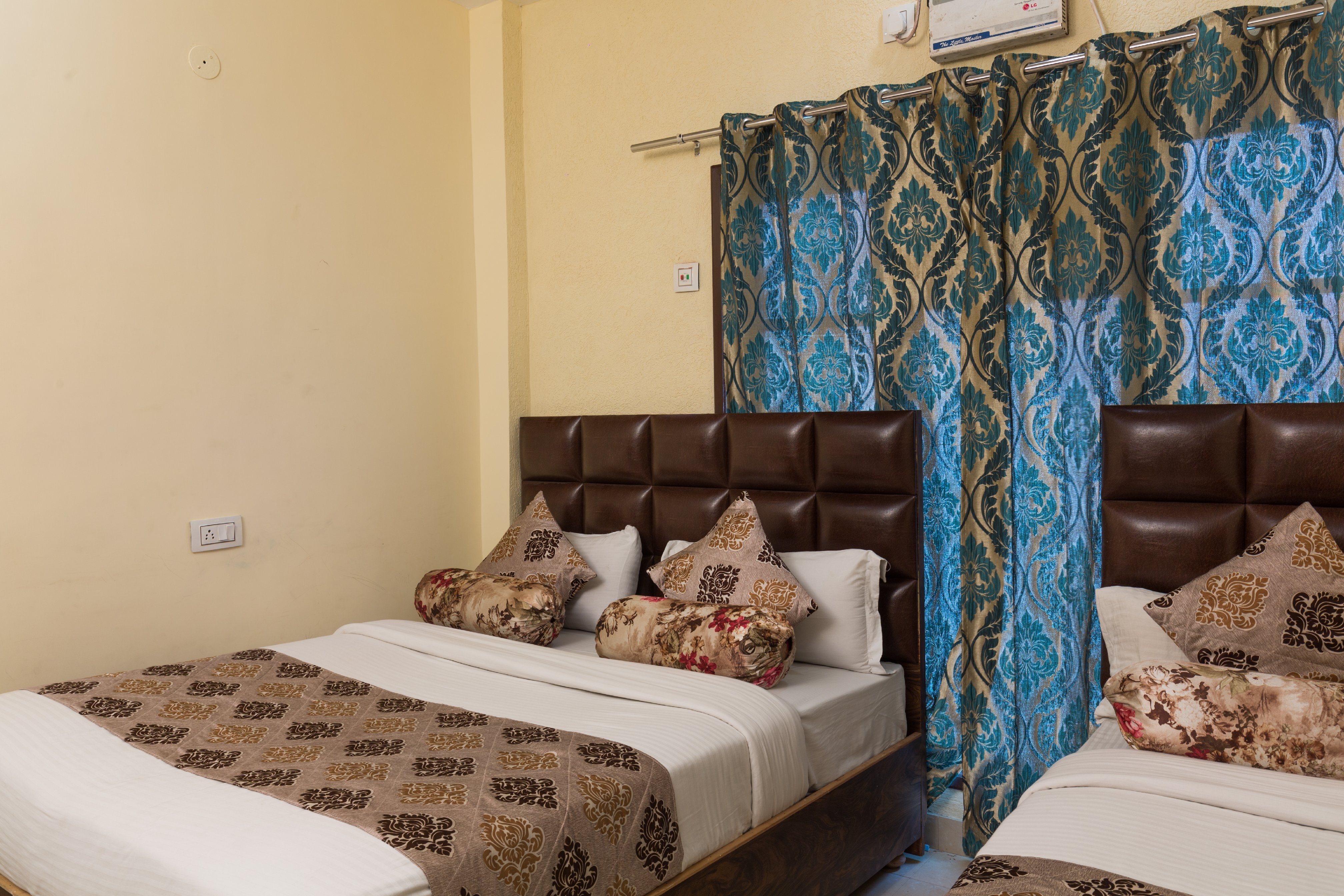 Hotel Krishnas | 200 meter from Golden Temple - Tap to explore photos