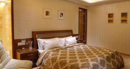 Shivoy Hotel Pvt Ltd Room Type - Emerald Suite with Jacuzzi