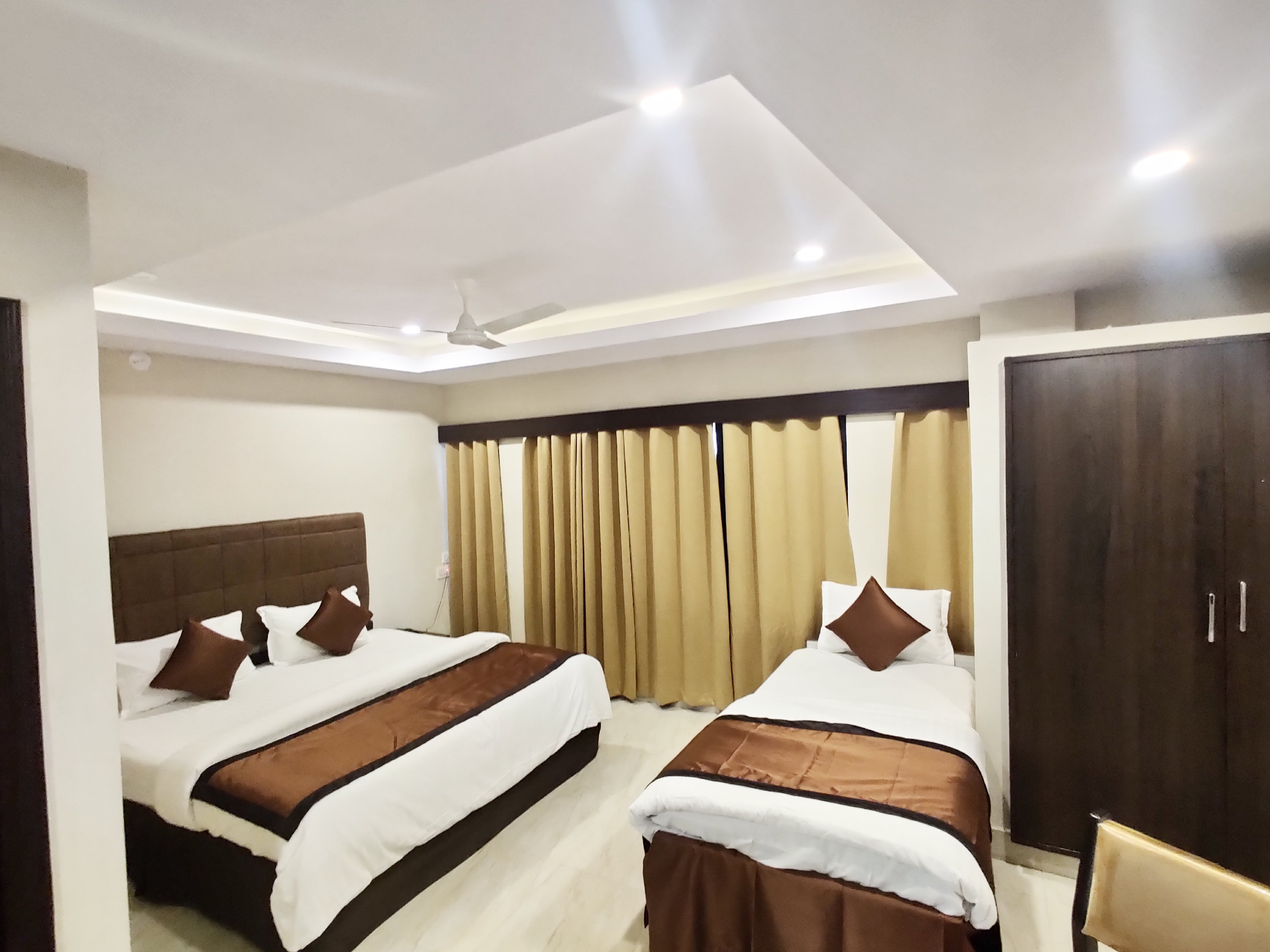 New Hotel Suhail - Tap to explore photos