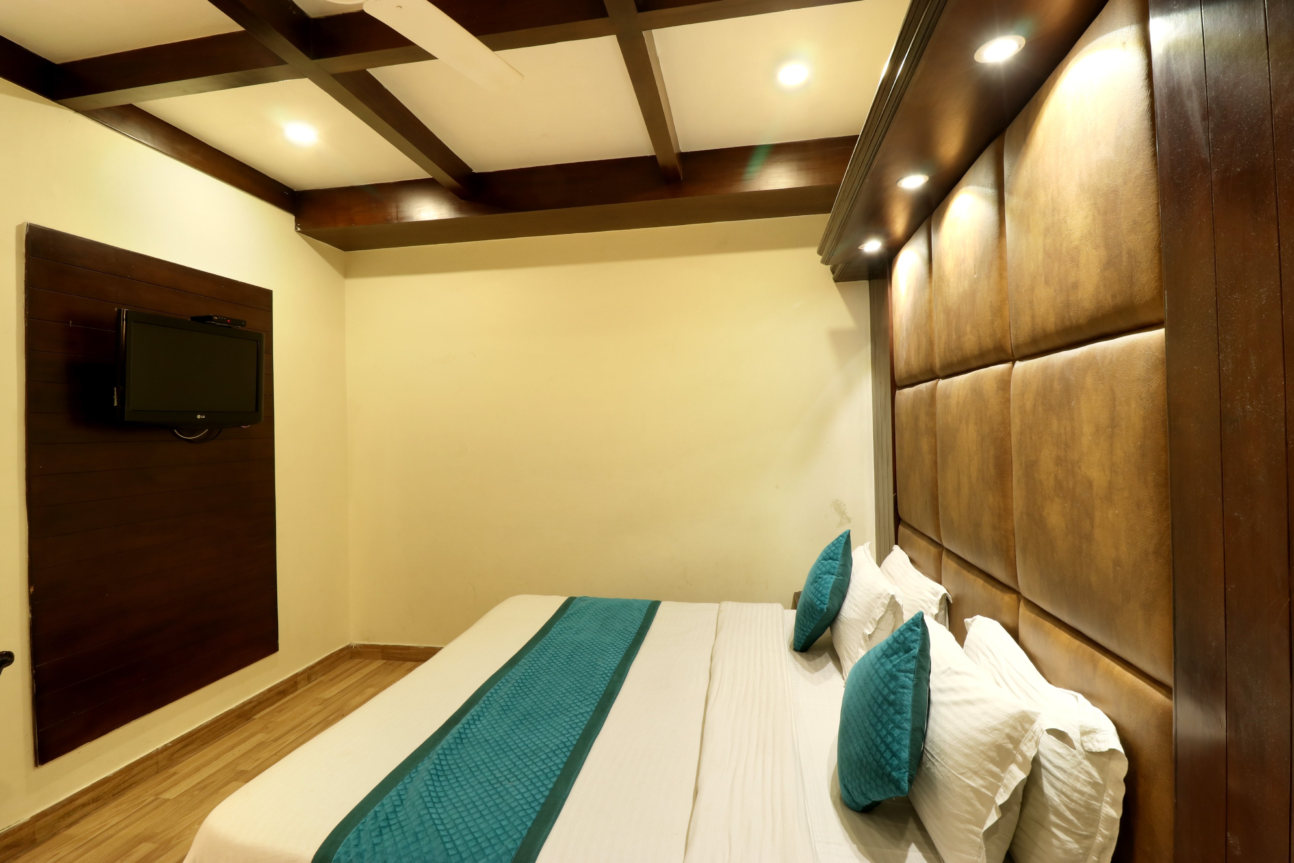 Hotel Naaz Room Type - Deluxe Room