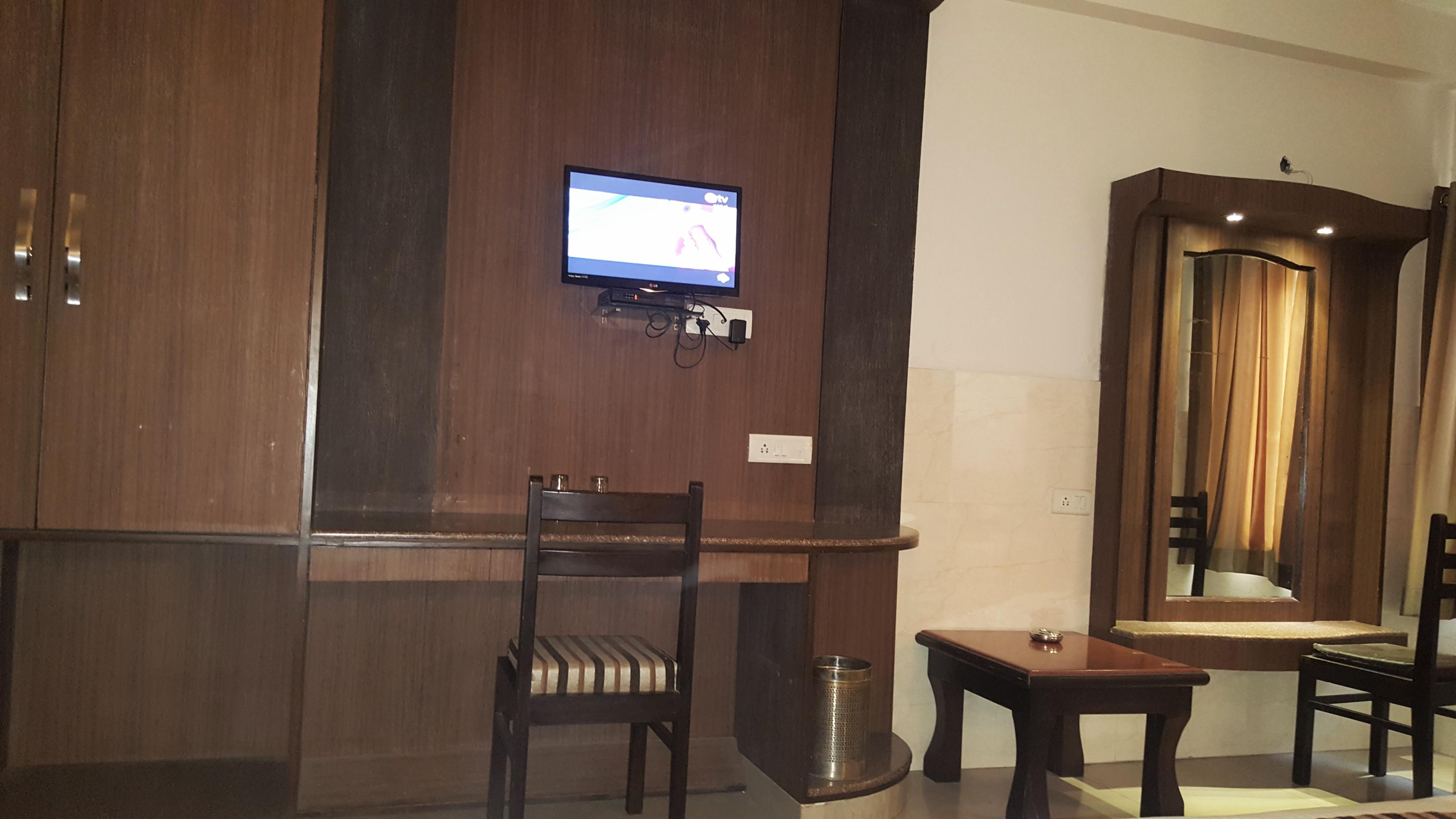 Hotel Crown - Tap to explore photos