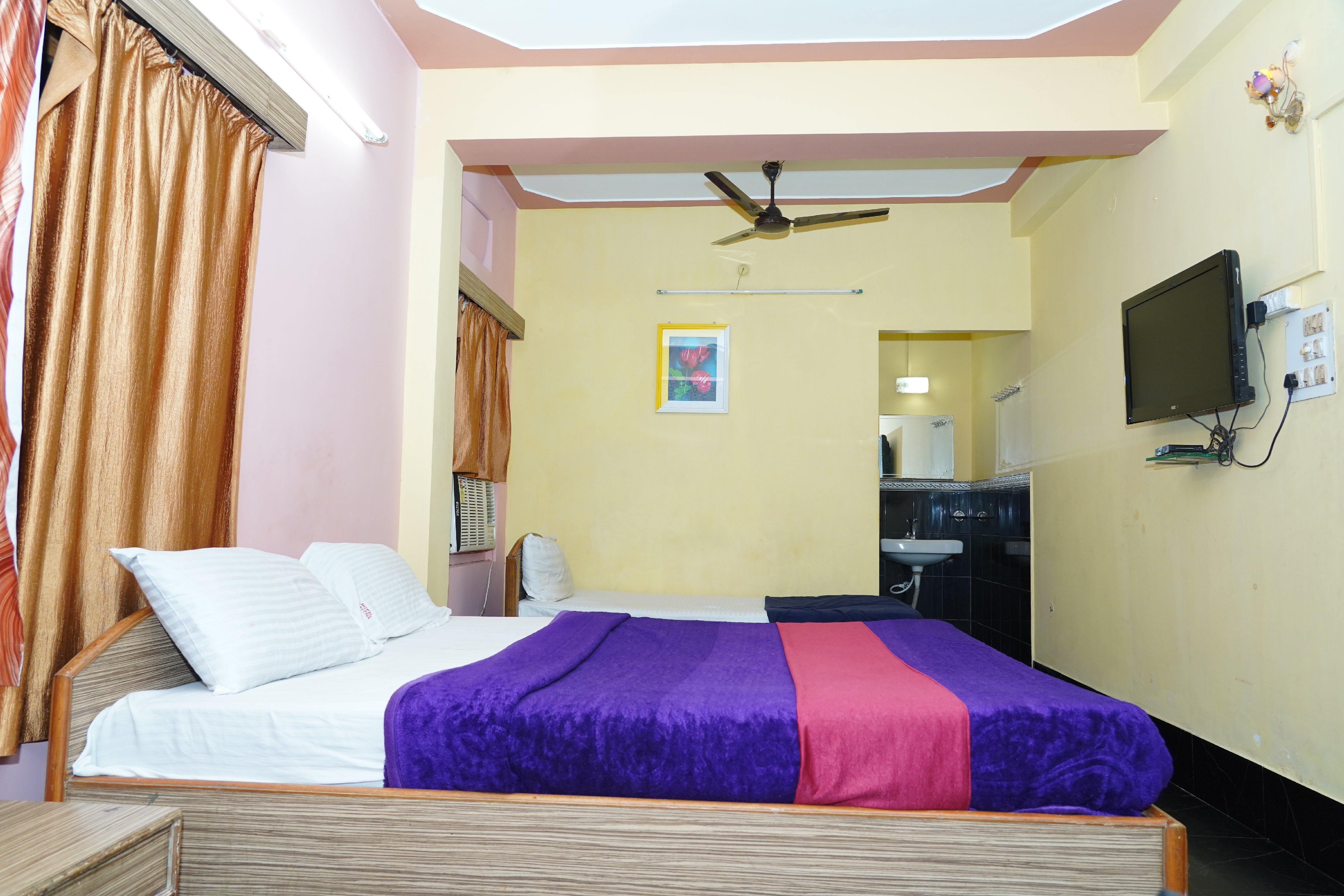 Hotel Aastha Palace - Tap to explore photos