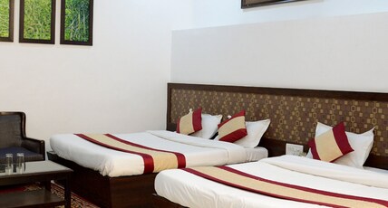 HOTEL ABU GRAND 1 km from nakki lake Room Type - 6 Bed Family Room with Private Balcony HOTEL ABU GRAND 1 km from nakki lake Room Type - 6 Bed Family Room with Private Balcony