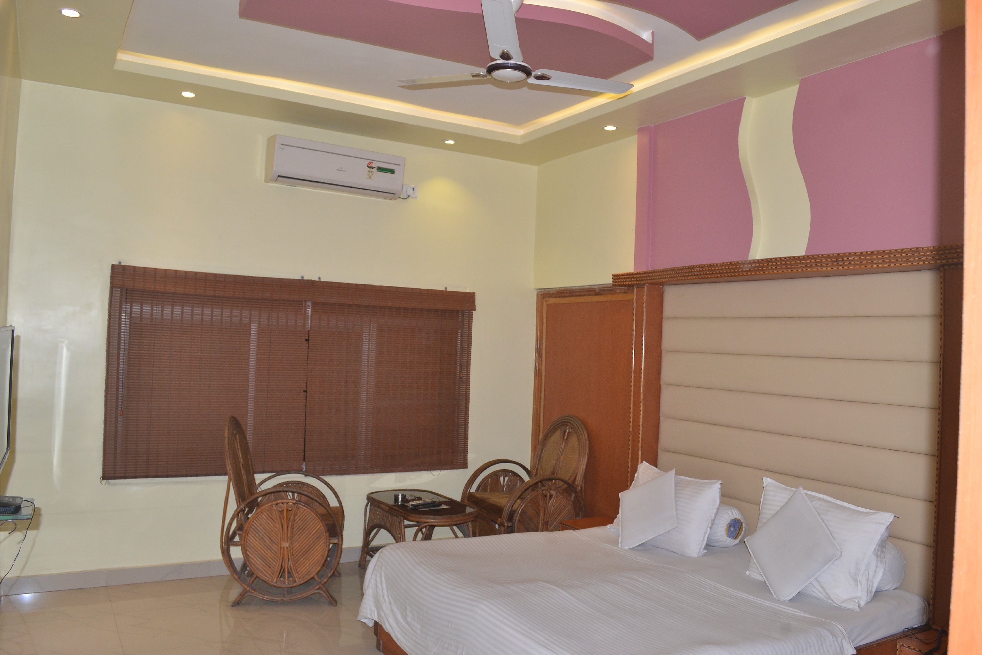 Hotel Shalin Room Type - Deluxe Room