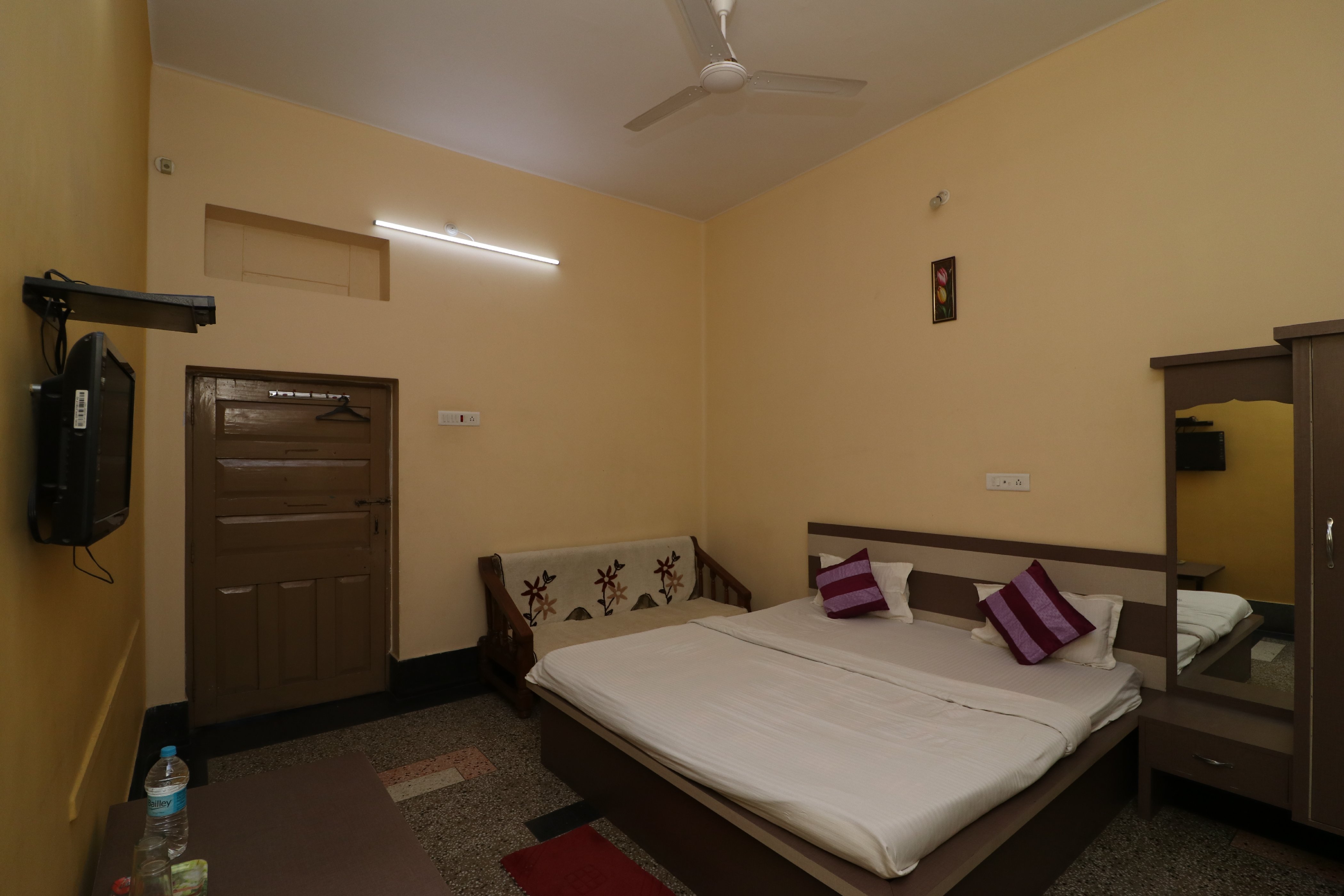 Hotel Saraogi Room Type - AC Deluxe
