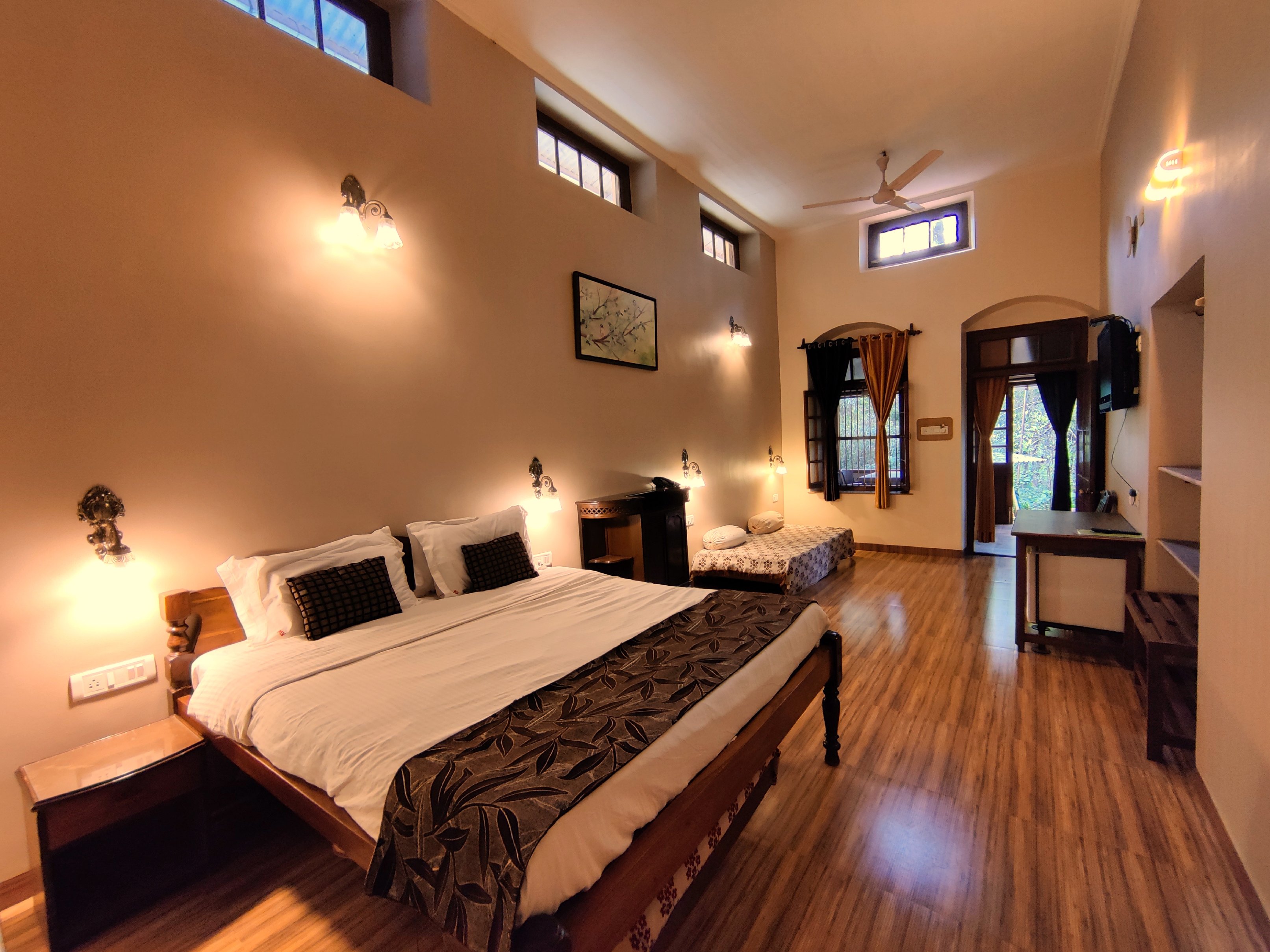 Hotel Mount View Heritage Room Type - Deluxe Quadraple Room with Verandah (1 Double + 2 Single Bed)