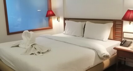 Hotel Maharaja Regency Room Type - Deluxe King