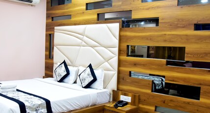 Radiance hotel - 1 km from Jiwaji university Room Type - Suite