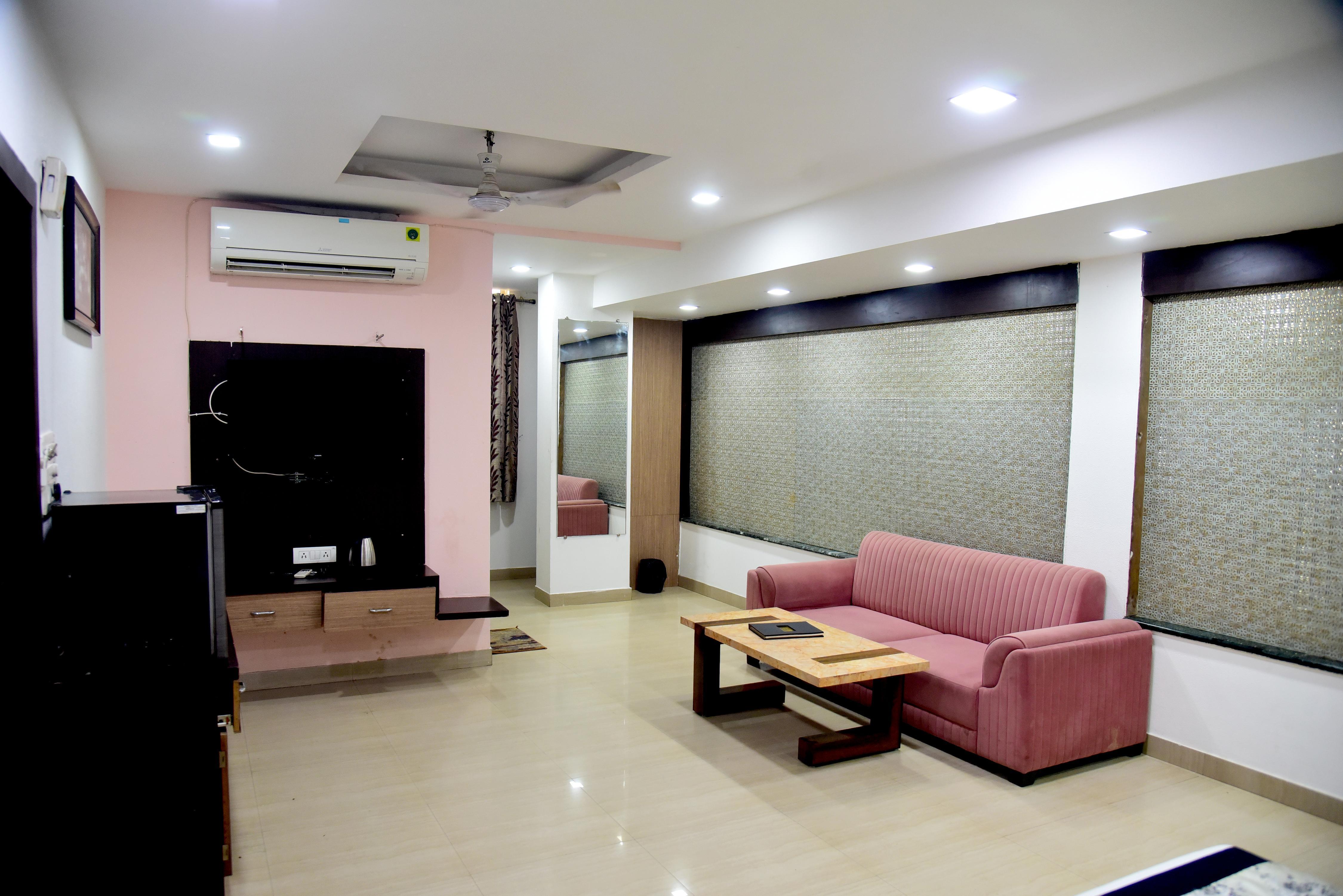 Radiance hotel - 1 km from Jiwaji university - Tap to explore photos