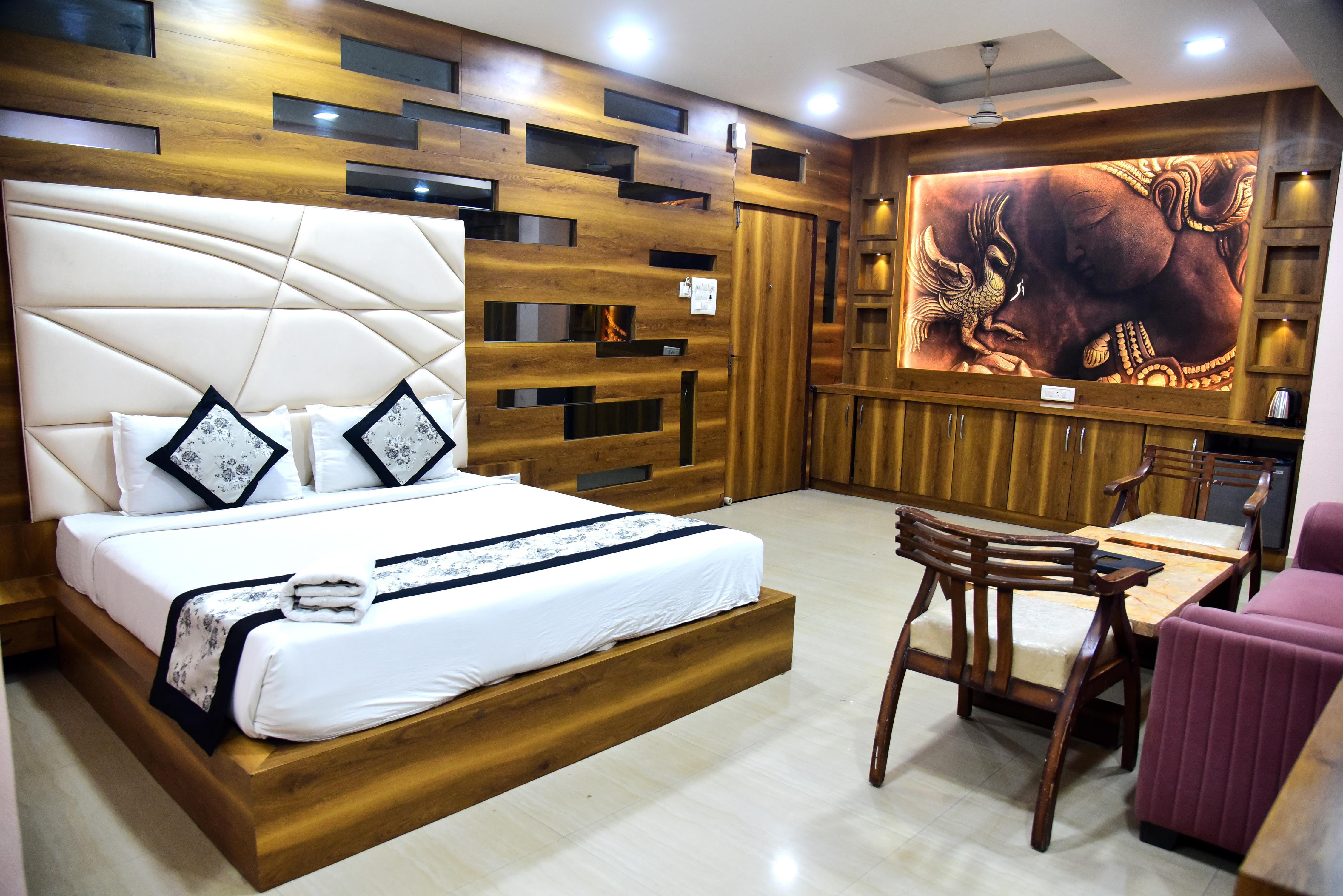 Radiance hotel - 1 km from Jiwaji university