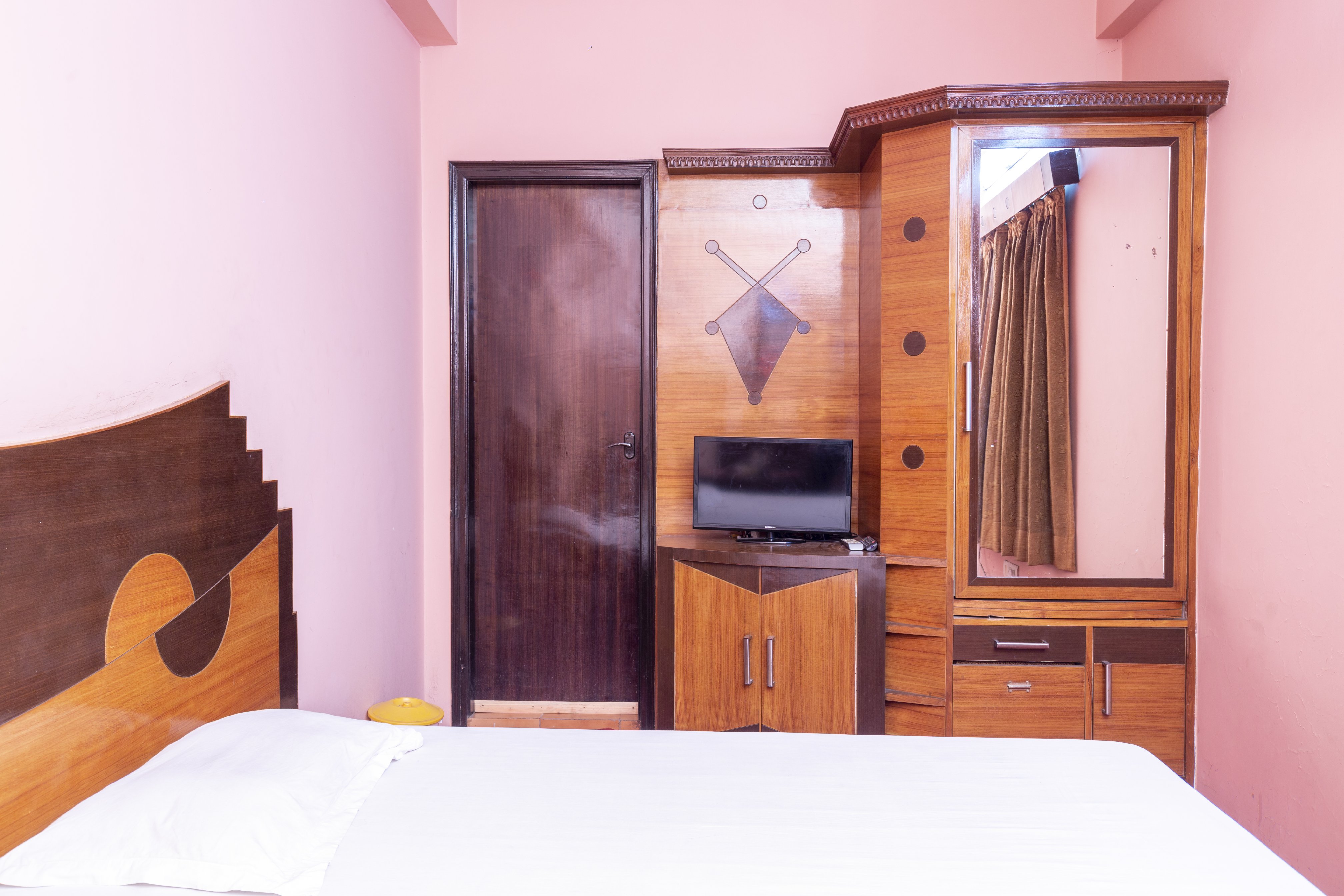 Hotel Parhar - Tap to explore photos