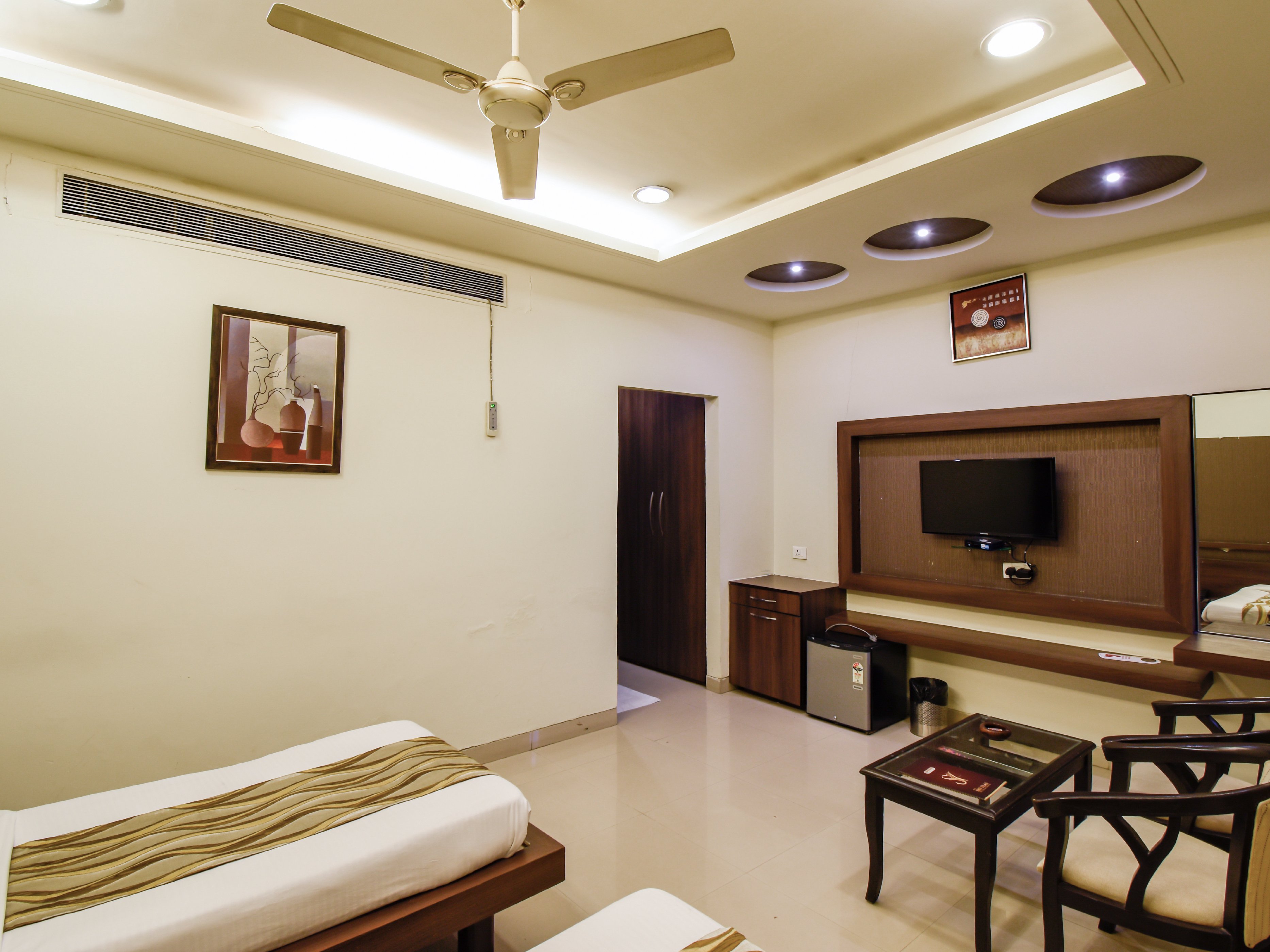 Hotel Shiv Vilas - Tap to explore photos