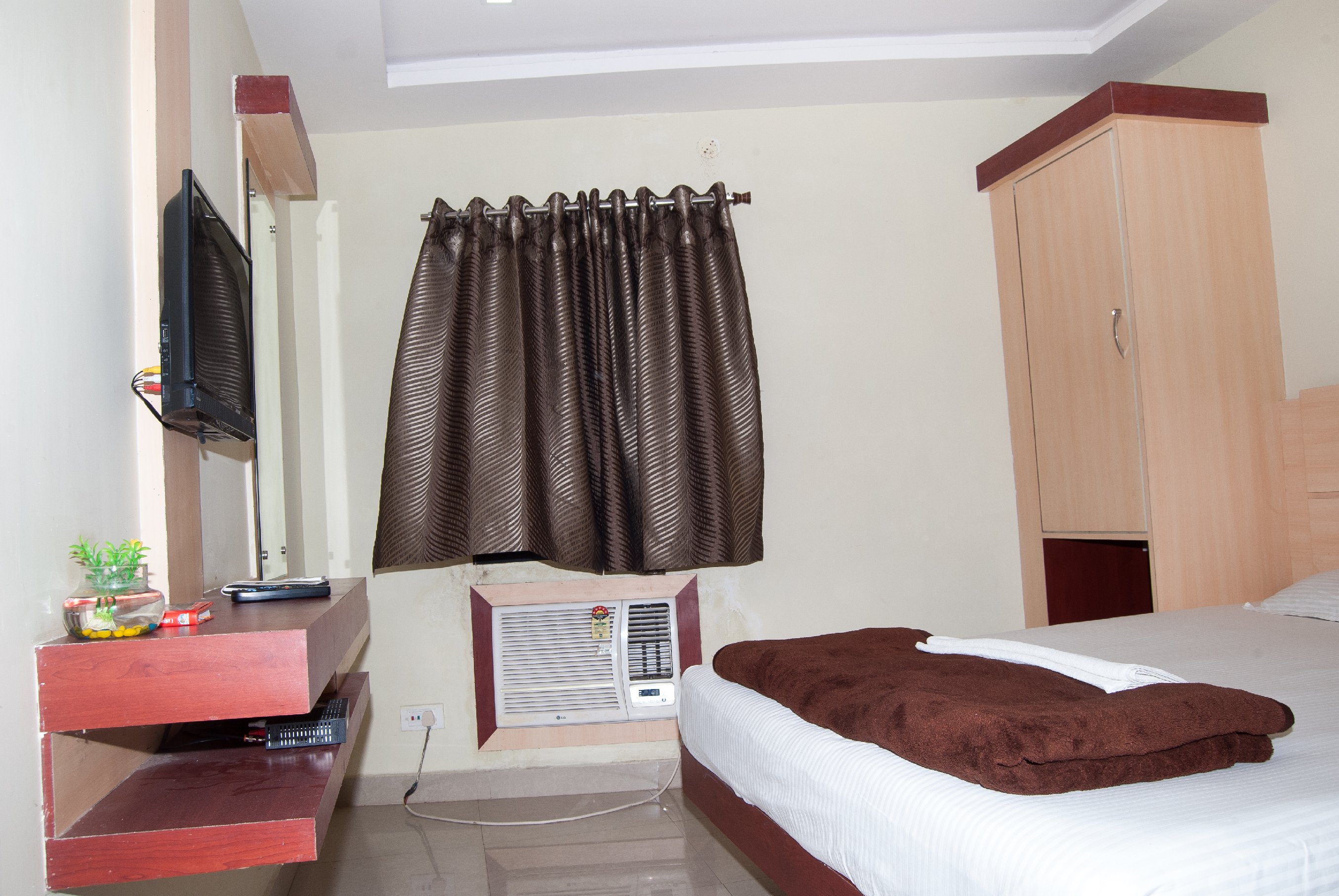 Hotel Vinayak Room Type - Super Deluxe Room (AC)