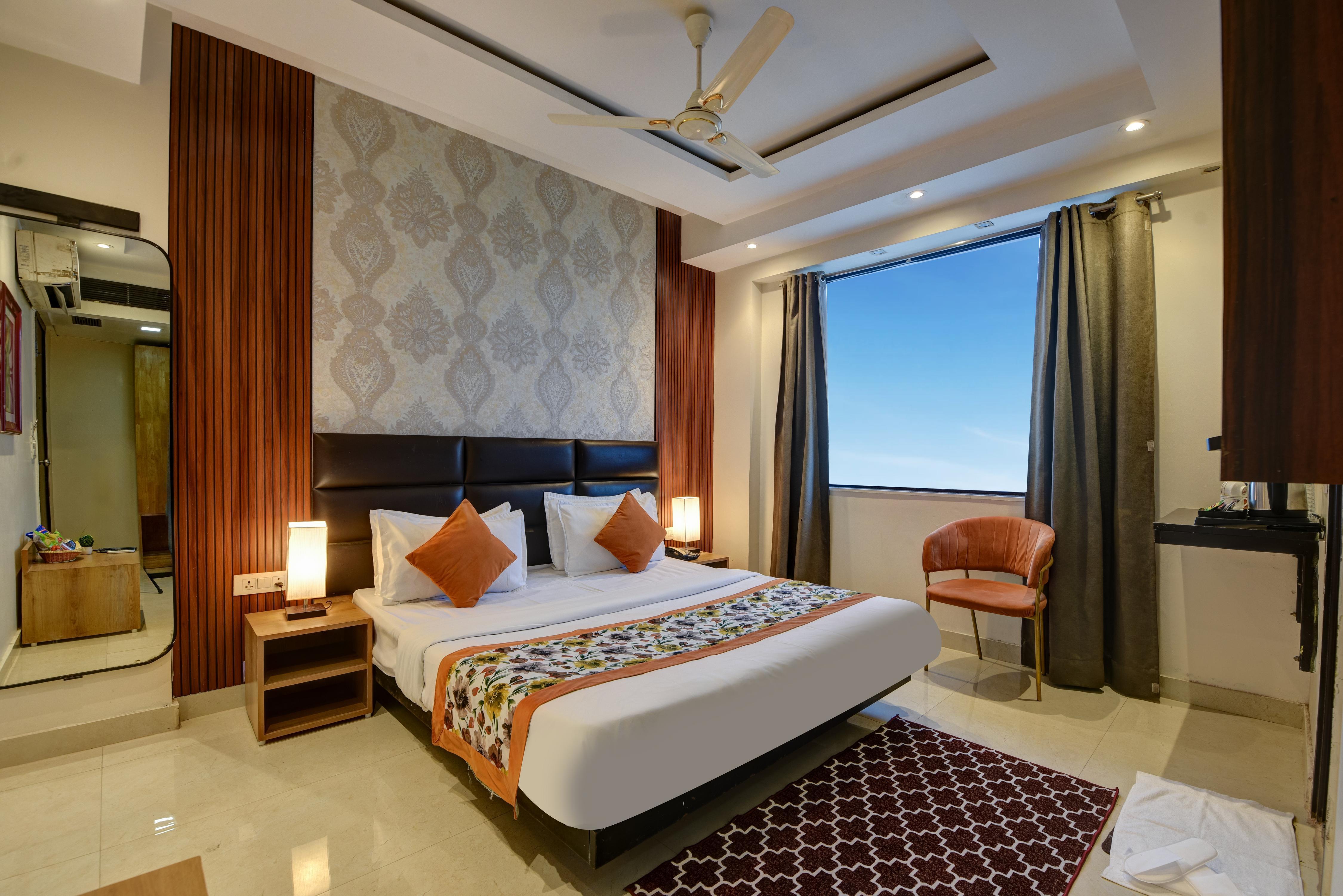Qotel Comfort AT Residency Kaushambi Anand Vihar - Tap to explore photos