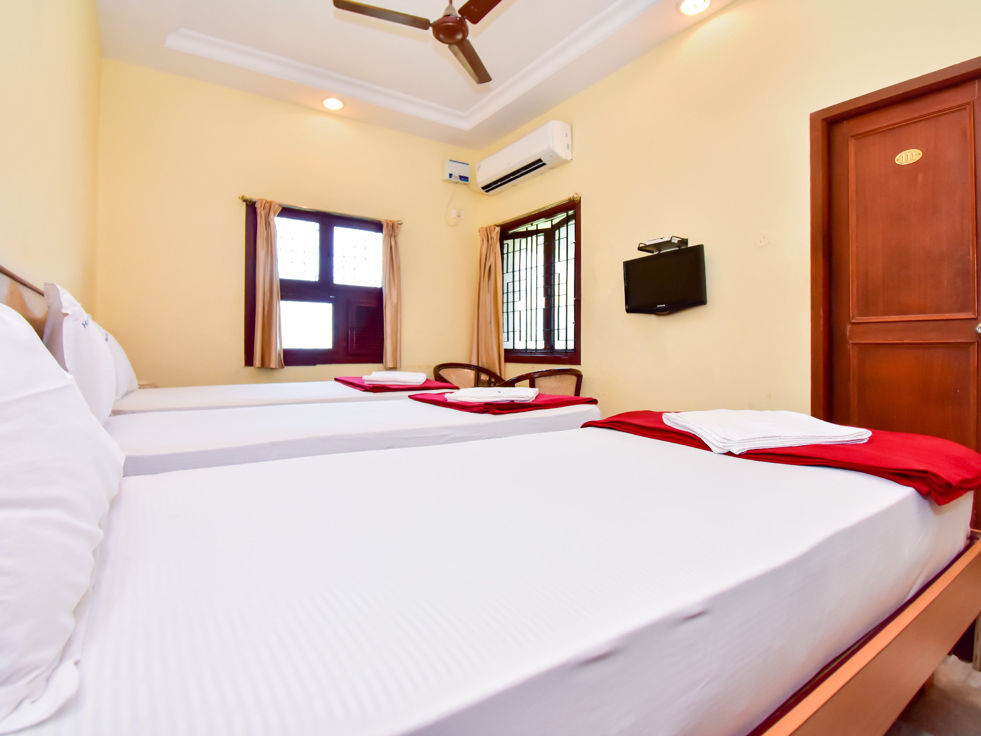 Hotel Raya's - Tap to explore photos