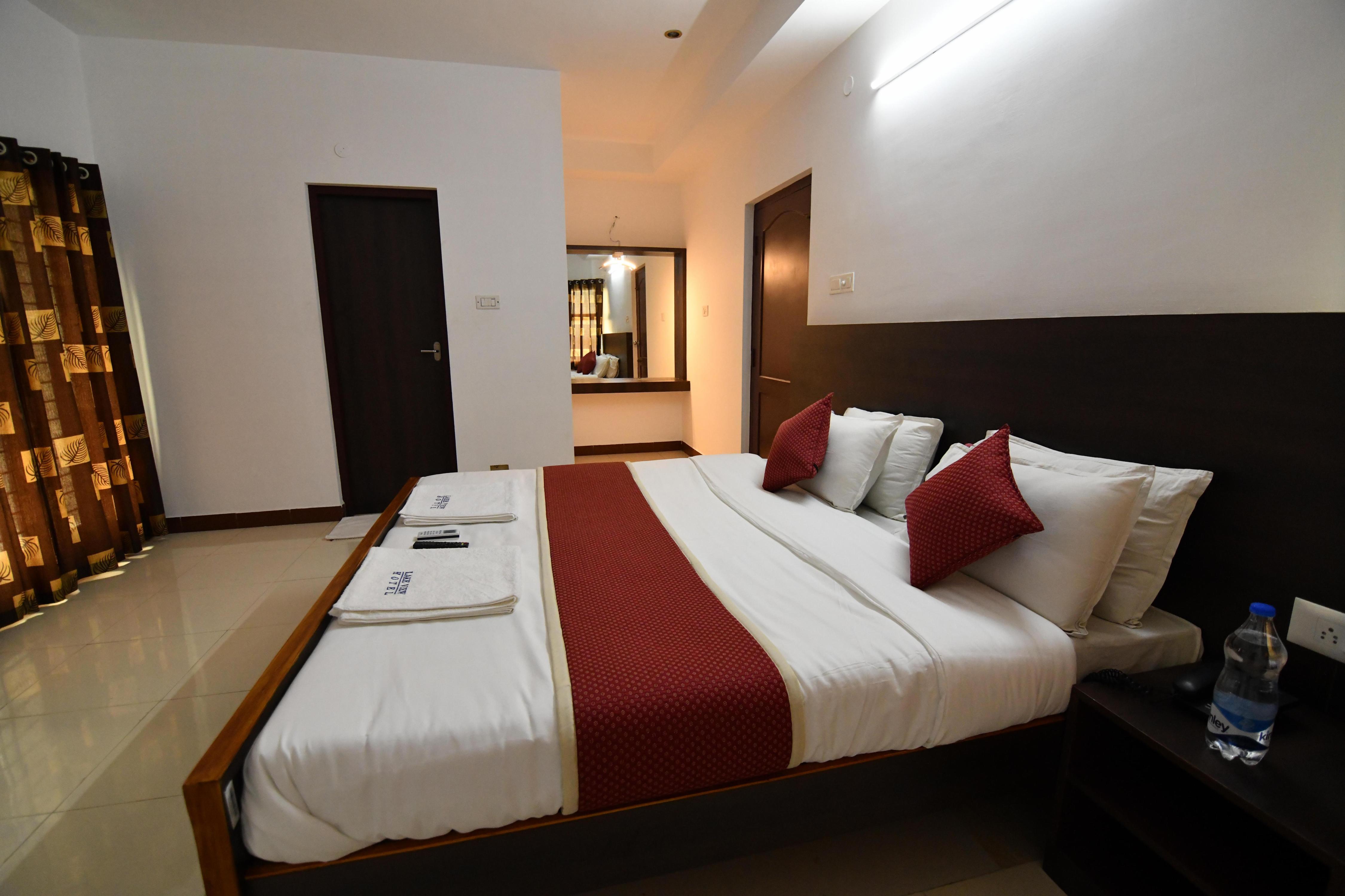 Lakeview hotel Room Type - Deluxe Suite  AC