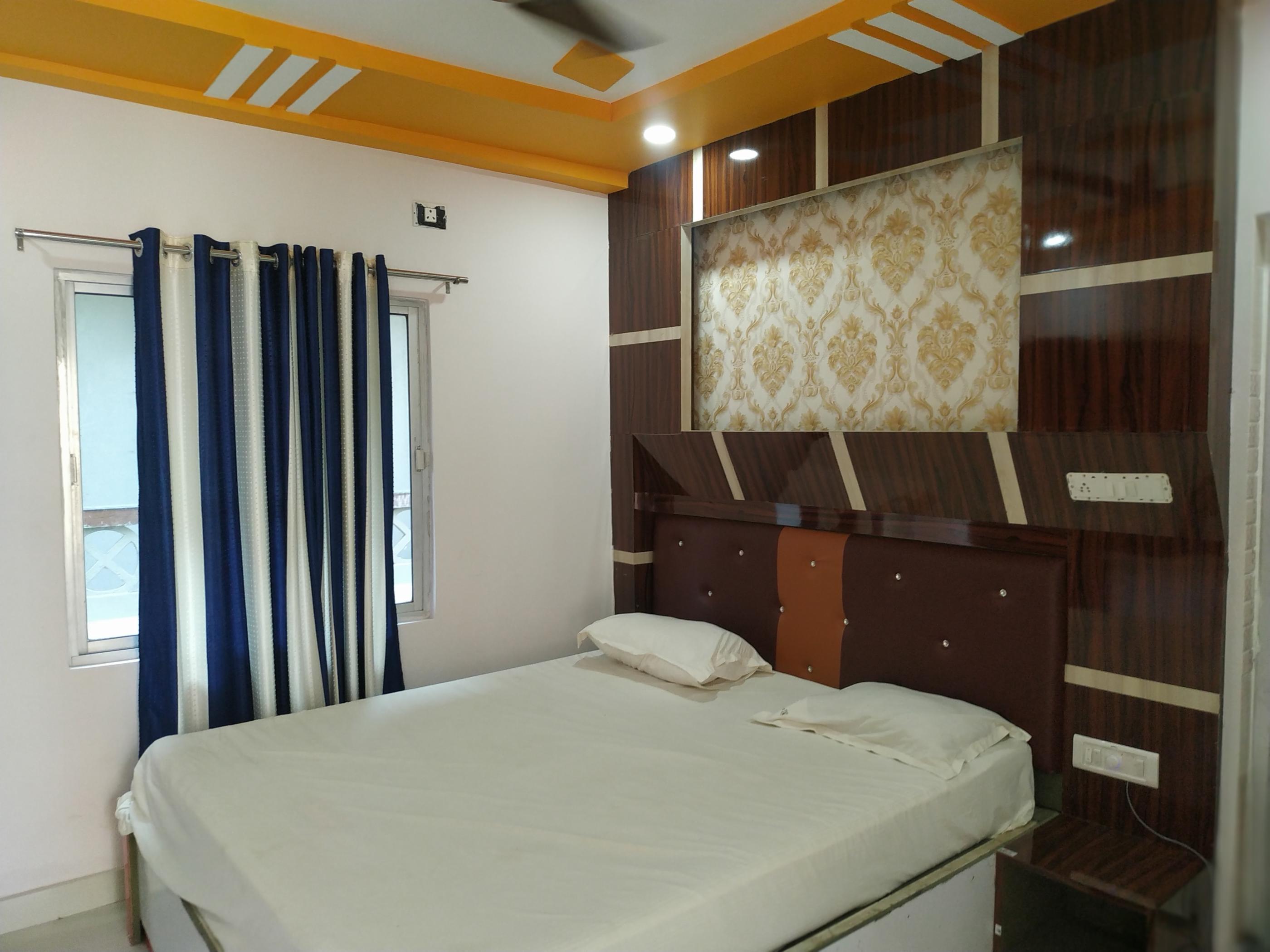HOTEL JAYASHREE, 100 MTRS FROM SEA BEACH - Tap to explore photos
