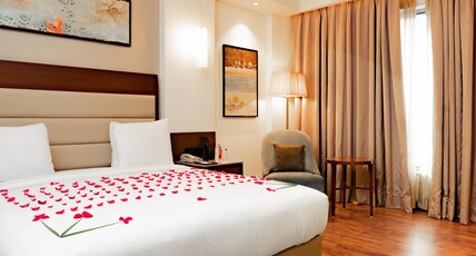 DoubleTree by Hilton Hotel Agra Room Type - King One Bedroom Suite With Pool View DoubleTree by Hilton Hotel Agra Room Type - King One Bedroom Suite With Pool View