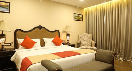 Hotel Atithi Room Type - Presidential Suite with Bathtub and Kitchenette