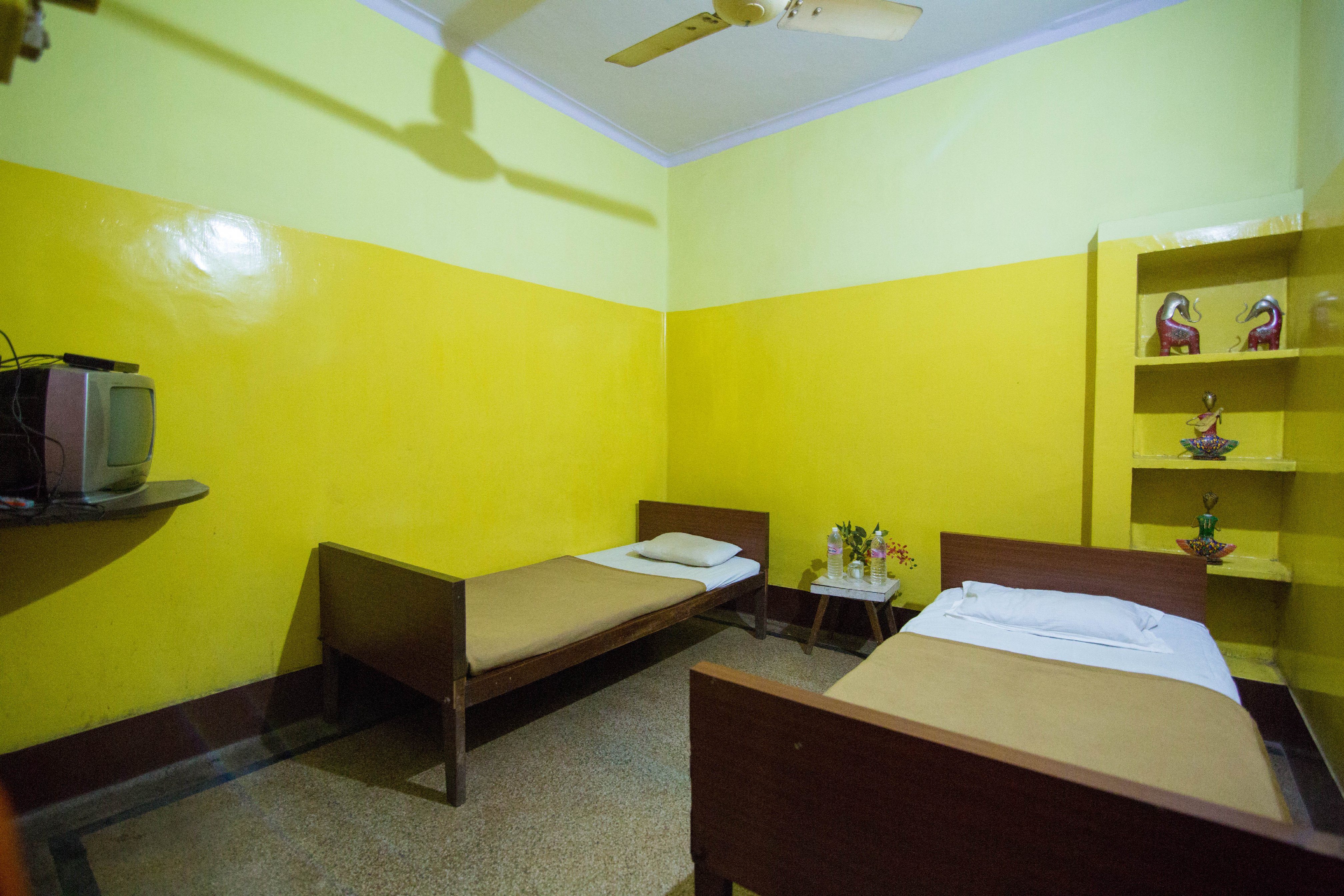 Hotel Deluxe Residency Room Type - Standard Non AC (Shared Bathroom)