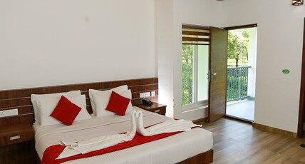 Holiday Vagamon Room Type - Deluxe Room with Balcony Non Ac