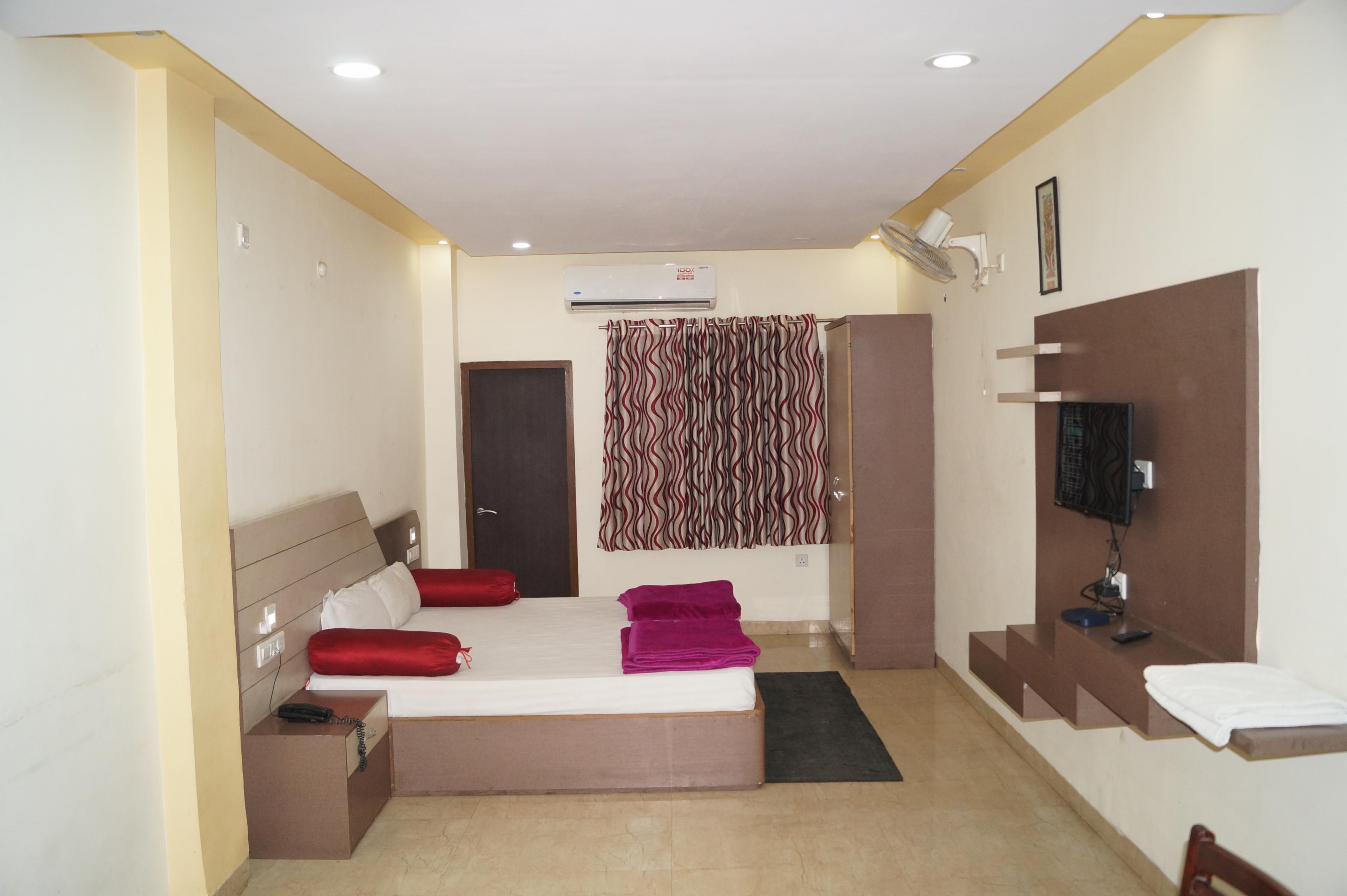 The Safari Inn (Hotel)    Room Type - Deluxe Room A. C