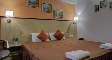 Hotel Mahadev Palace Room Type - Grand Suite with Living Area and Work Desk
