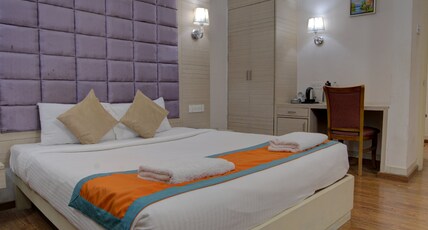 Hotel Mahadev Palace Room Type - Standard Suite with Bathtub and Living Area