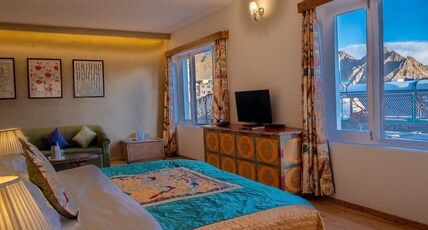 Hotel Lingzi | at the Mall Road & freshly renovated Room Type - Suite Room