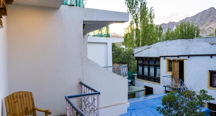 Rainbow Hostelier - A Boutique Stay Room Type - Deluxe Room Garden View