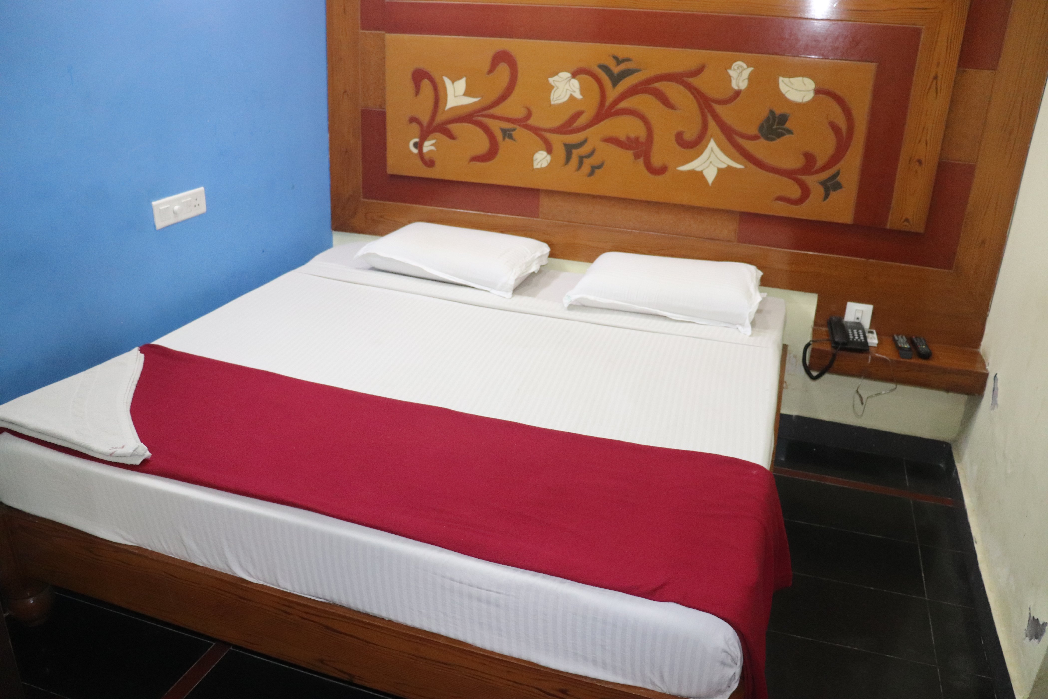 Hotel Royal Swagruha - Tap to explore photos