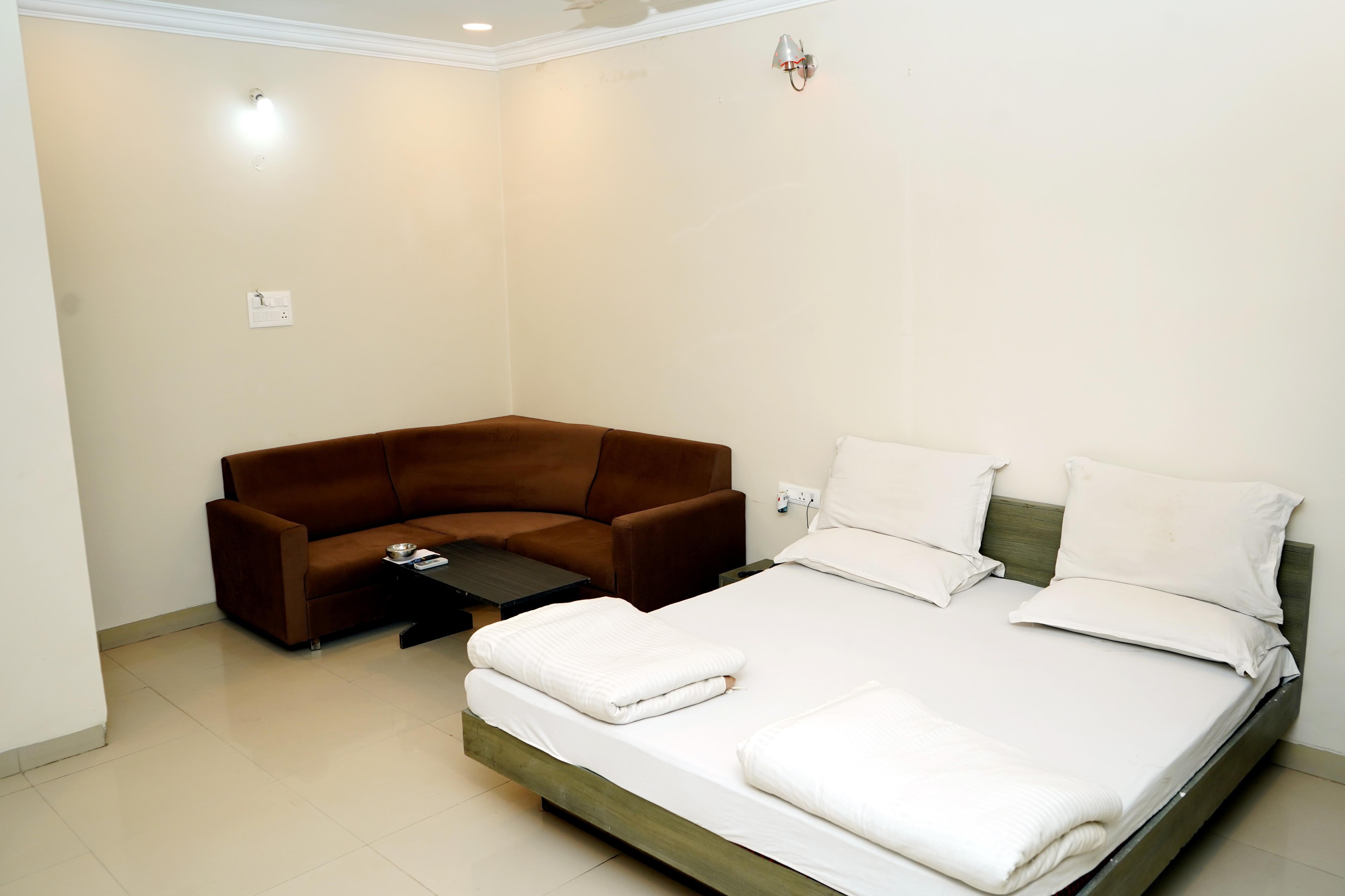 Hotel Manas - Tap to explore photos
