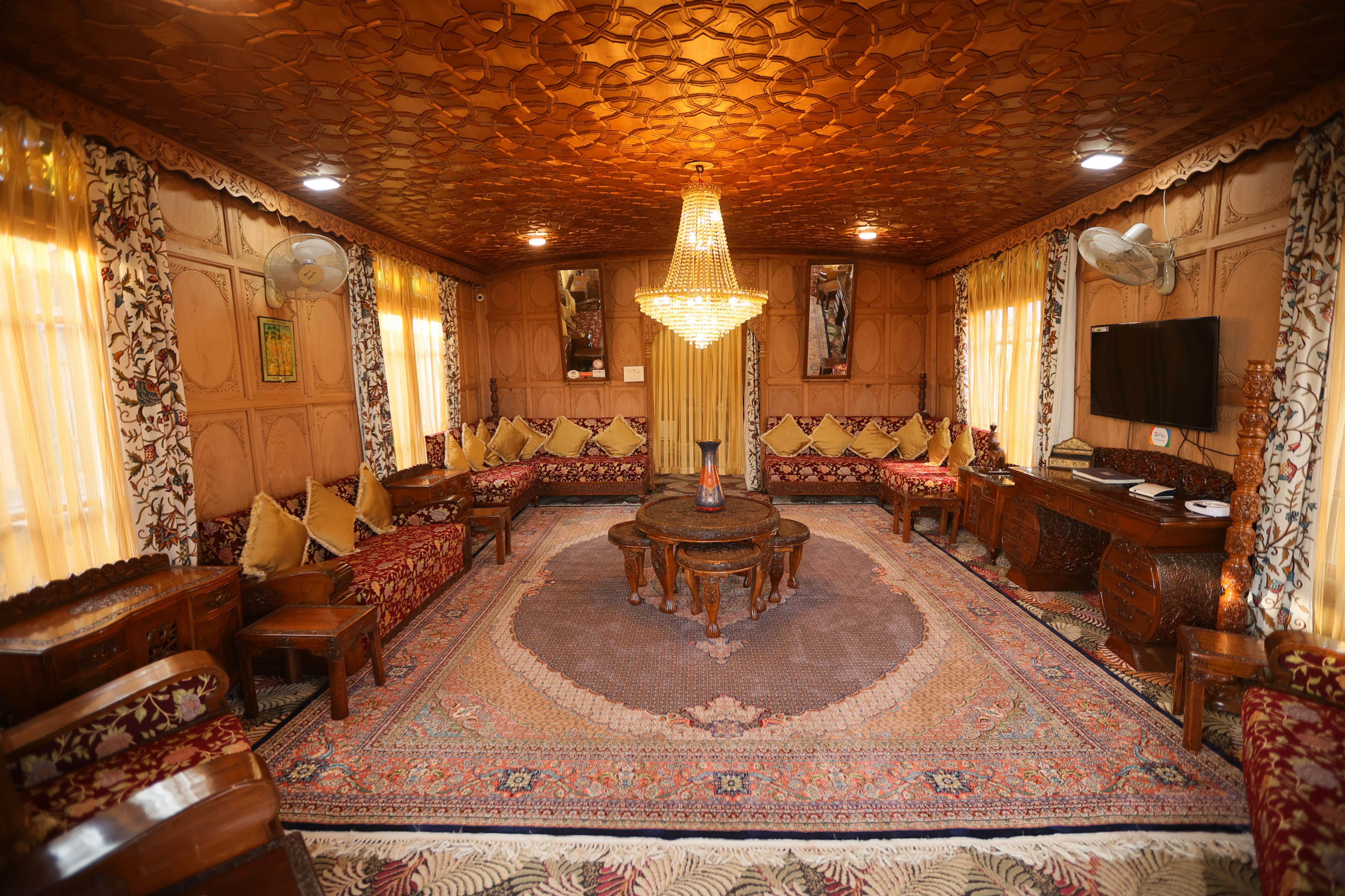 Mahajong Premium Houseboats - Tap to explore photos