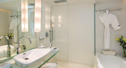Le Meridien Gurgaon Delhi NCR Room Type - 1 King Bed, Guest Room with Bathtub Le Meridien Gurgaon Delhi NCR Room Type - 1 King Bed, Guest Room with Bathtub