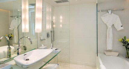 Le Meridien Gurgaon Delhi NCR Room Type - 1 King Bed, Guest Room with Bathtub Le Meridien Gurgaon Delhi NCR Room Type - 1 King Bed, Guest Room with Bathtub