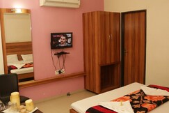 Hotel Kunal & Restaurant (Since 1983)