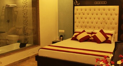 Hotel Dev Residency, 350 Meters from Nakki lake Room Type - Deluxe Ac with Bathtub