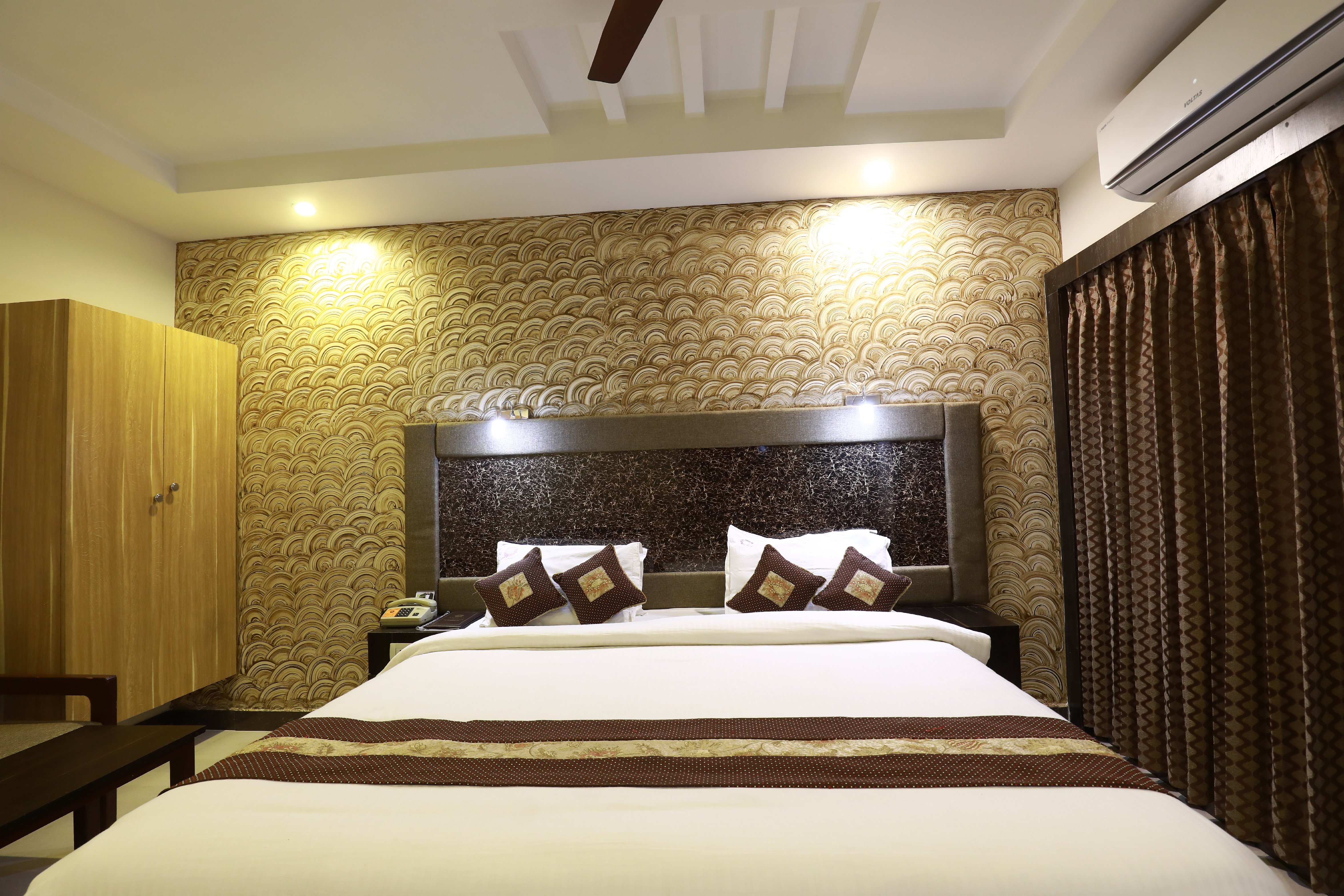 HOTEL MAYAS - Tap to explore photos