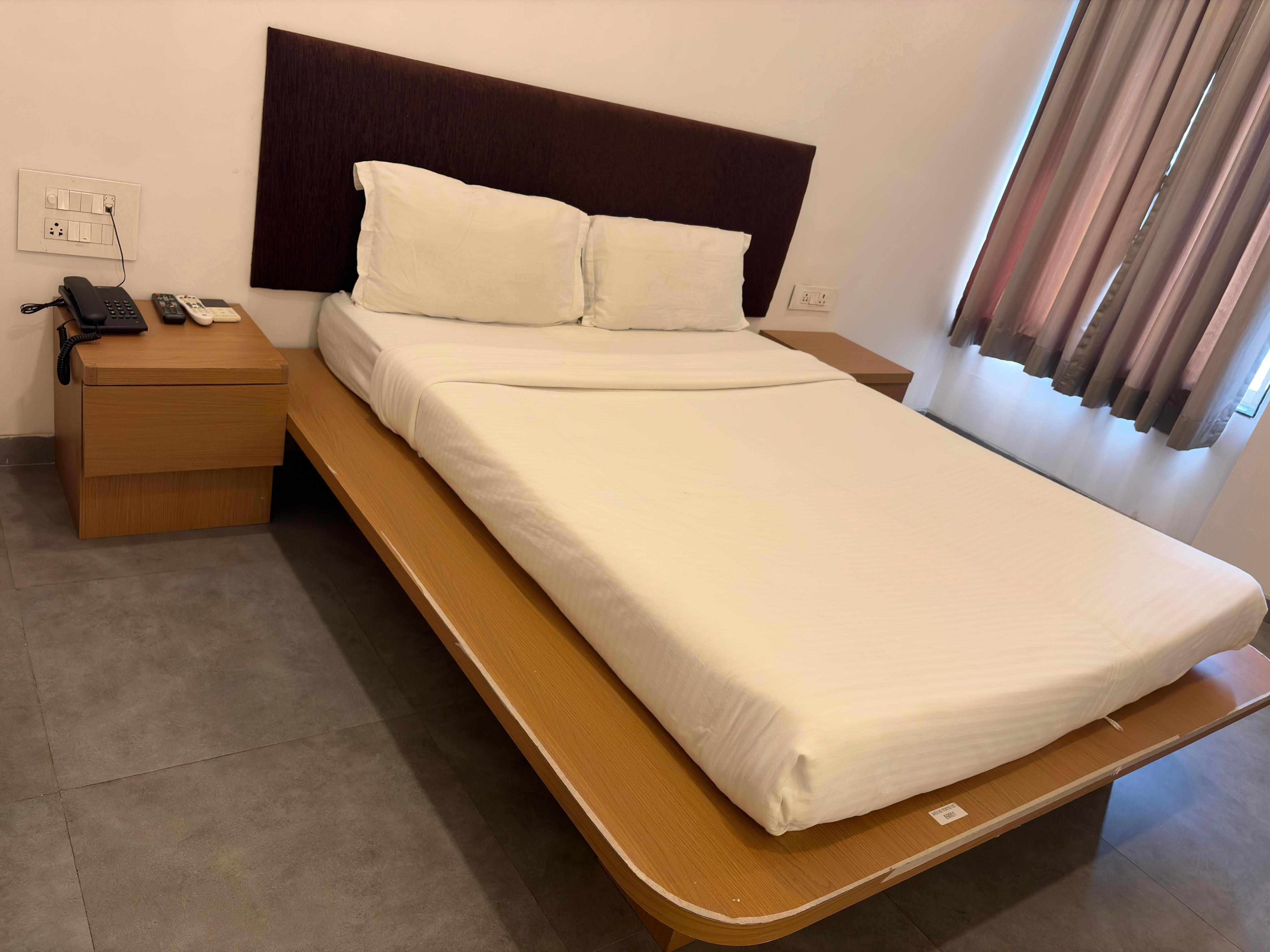 Hotel Paradise Room Type - Deluxe King Room