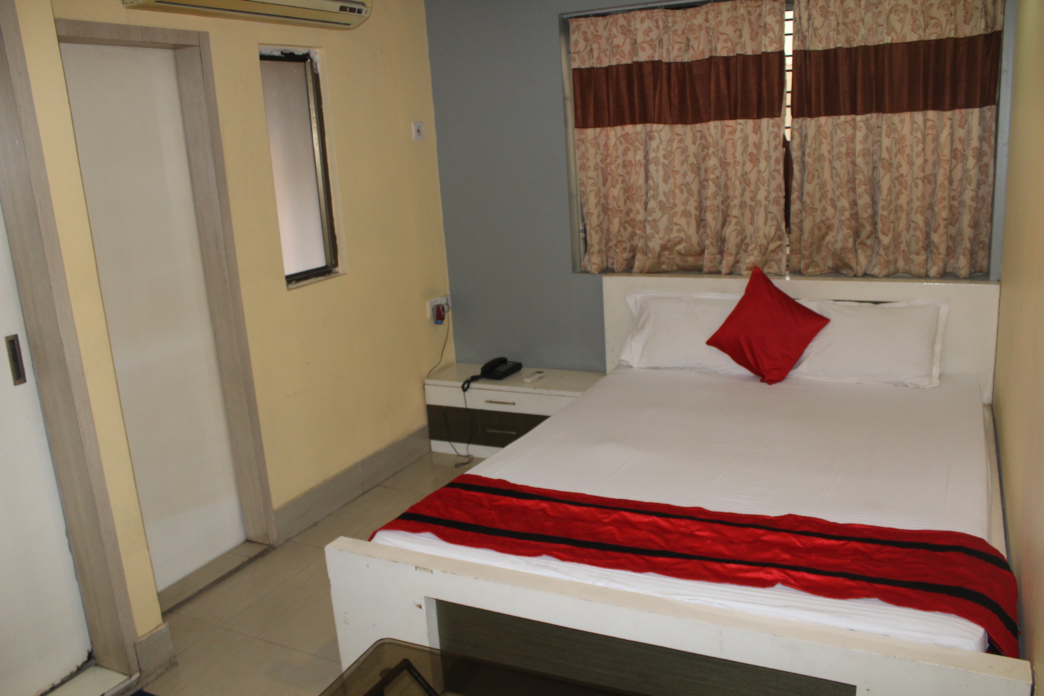Transit inn Guest House - Tap to explore photos
