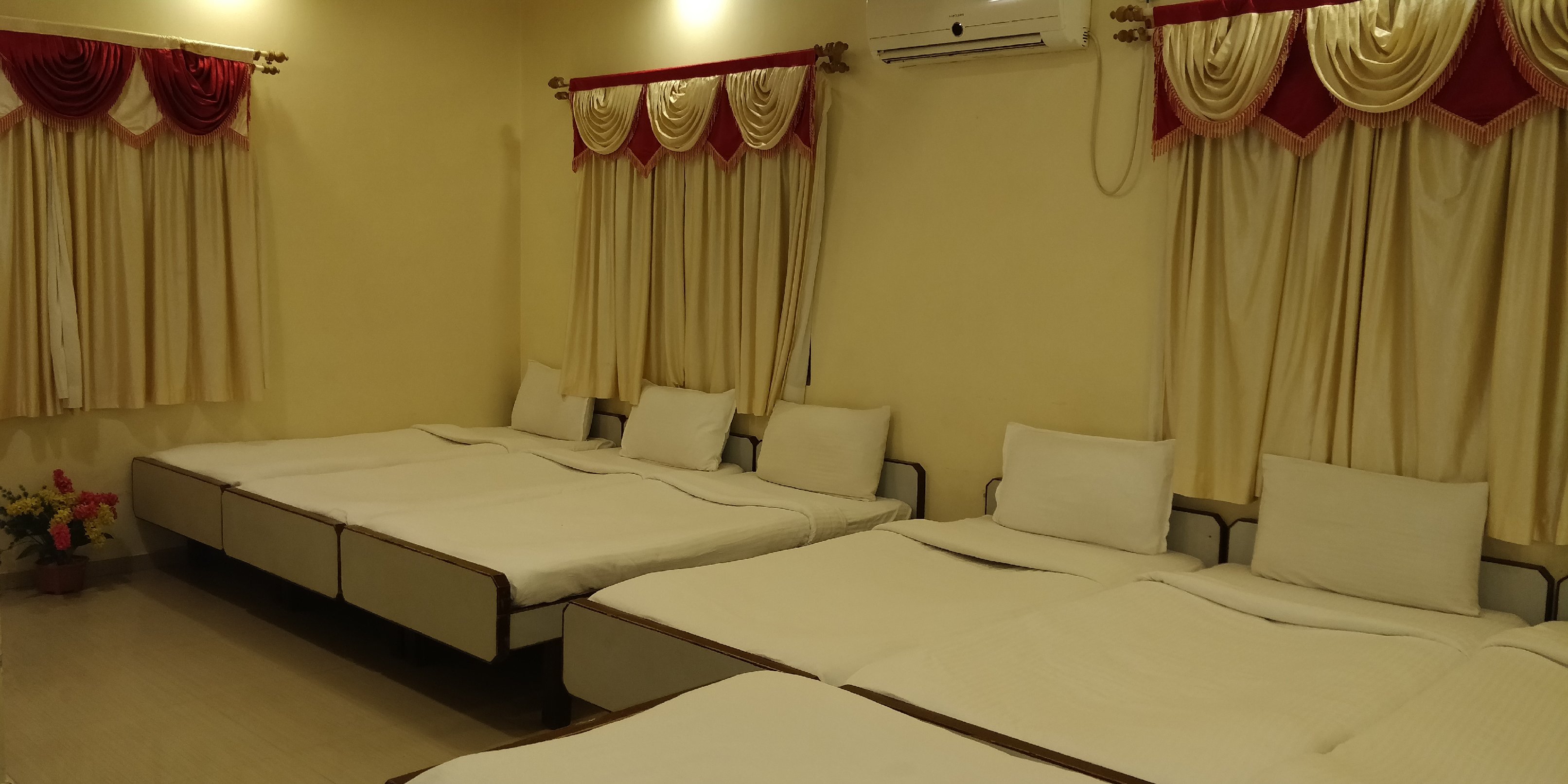PRINCE HOTEL,DIU Room Type - 7 Bedded Family Ac Room