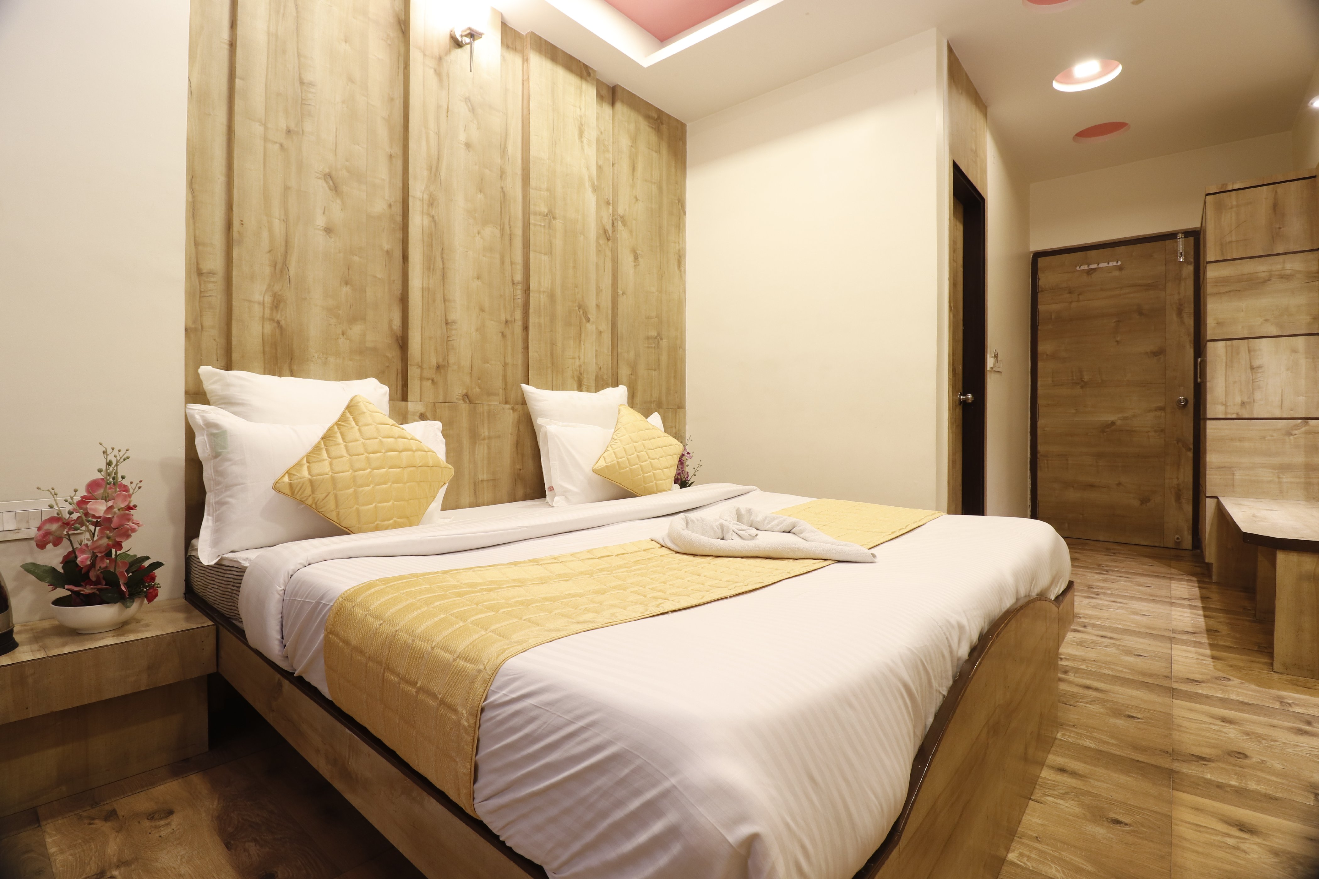 Shiv Villas Hotel Room Type - Deluxe AC Room- Free Pick Up/Drop From Bus Stand,Railway Station(24 Hours Food Available)