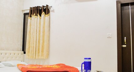 Shree Dwarkadhish Palace Room Type - 4Bed Non AC (No Parking)