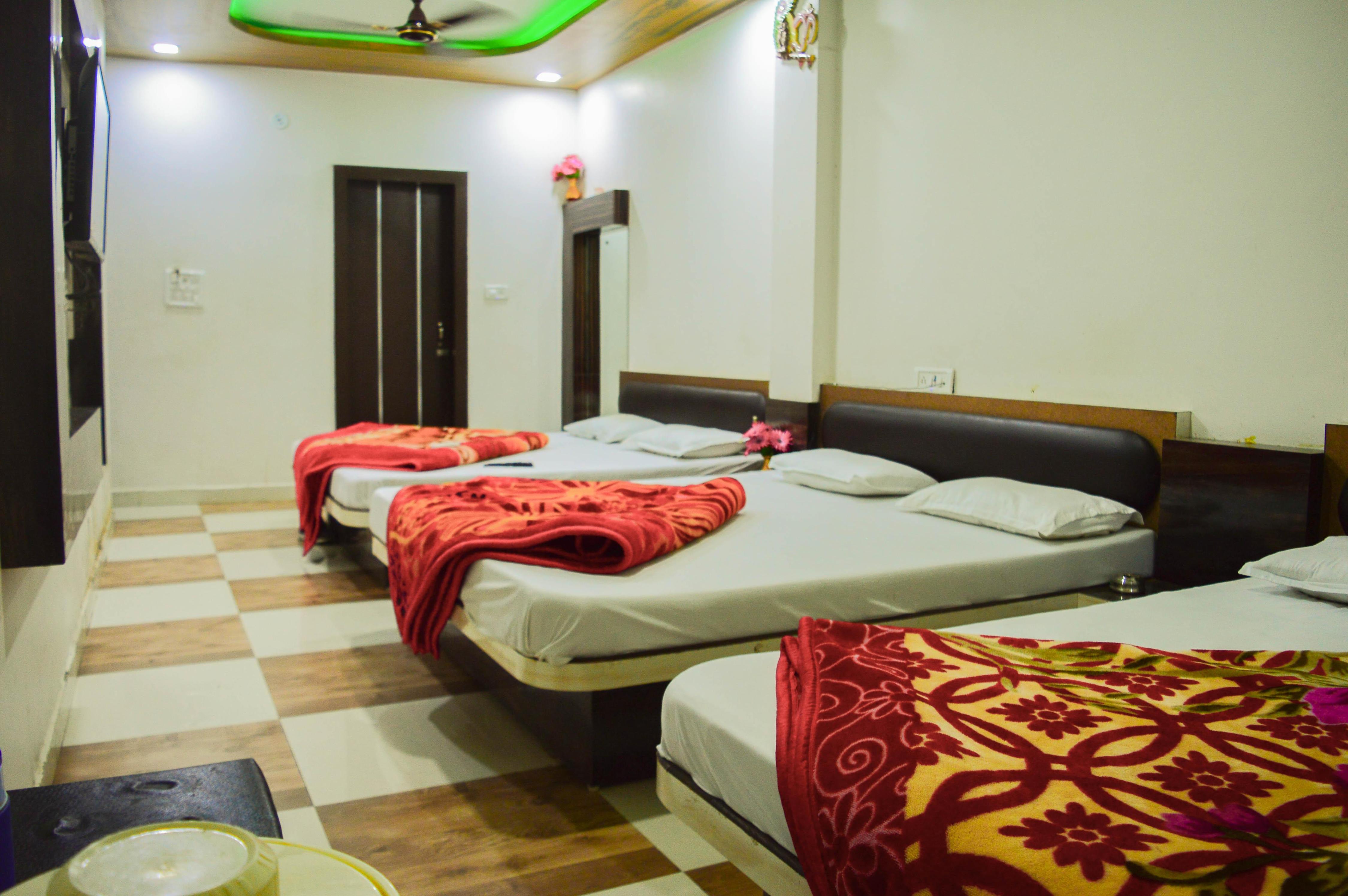 Shree Dwarkadhish Palace Room Type - 6Bed Non AC (No Parking)