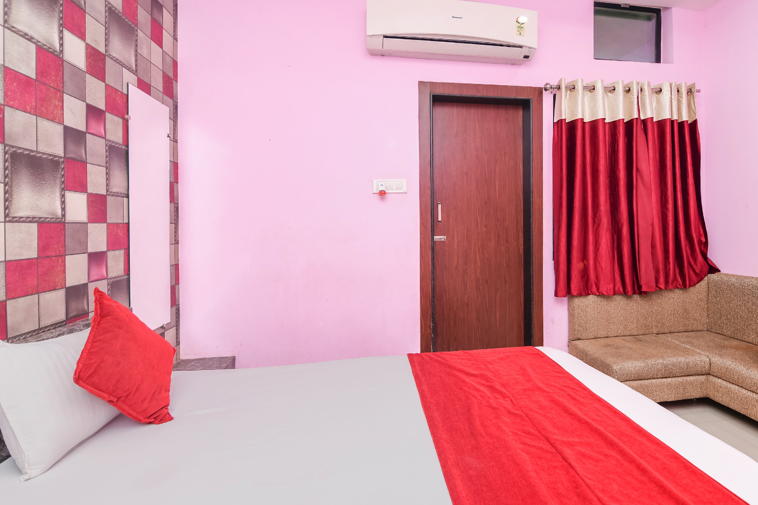Hotel Royal Palace (Near Mahakal Mandir) - Tap to explore photos