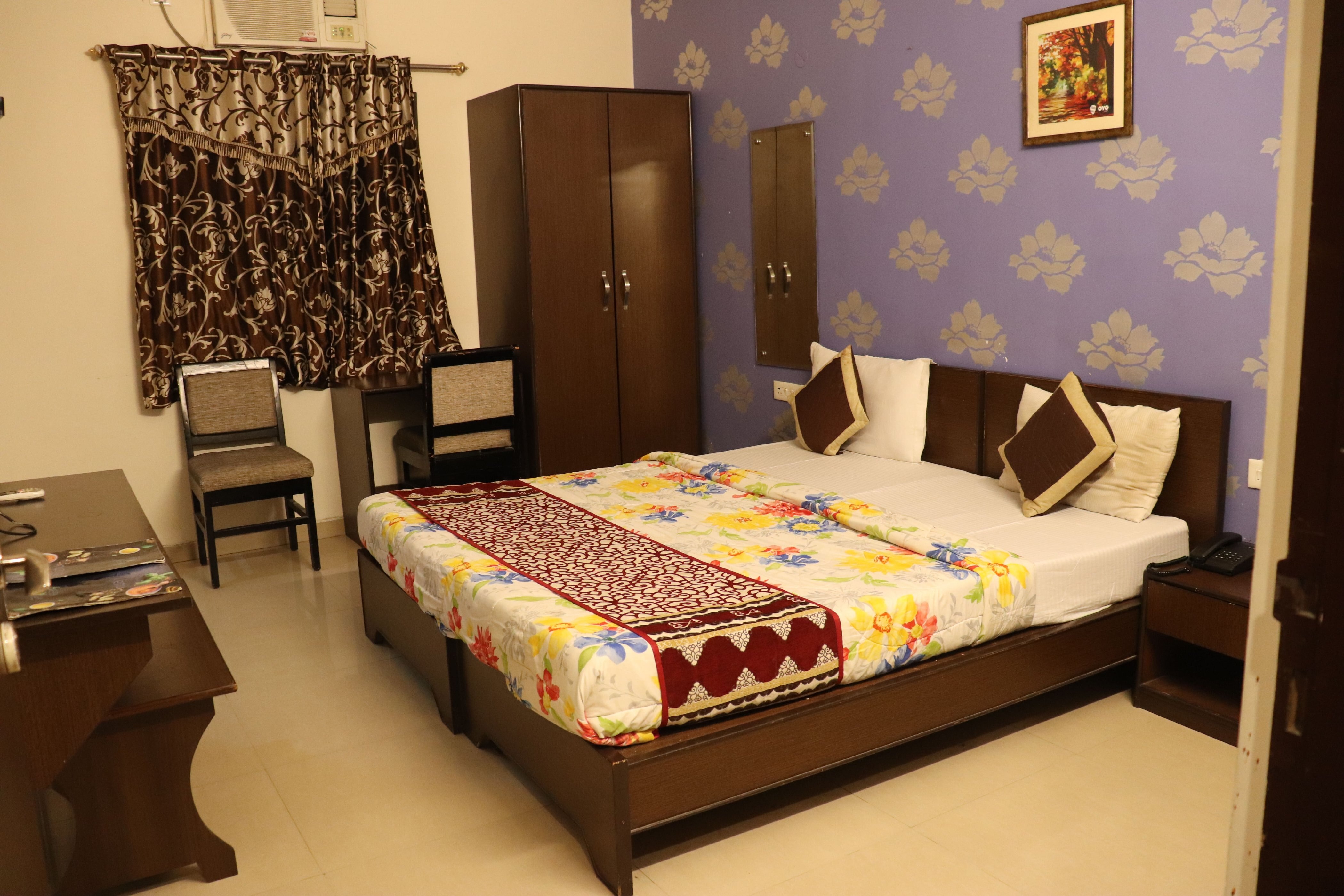 Hotel Green Villa - Tap to explore photos