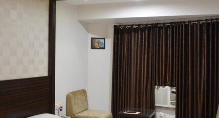 Hotel Mid Town Room Type - Royal Gold Room